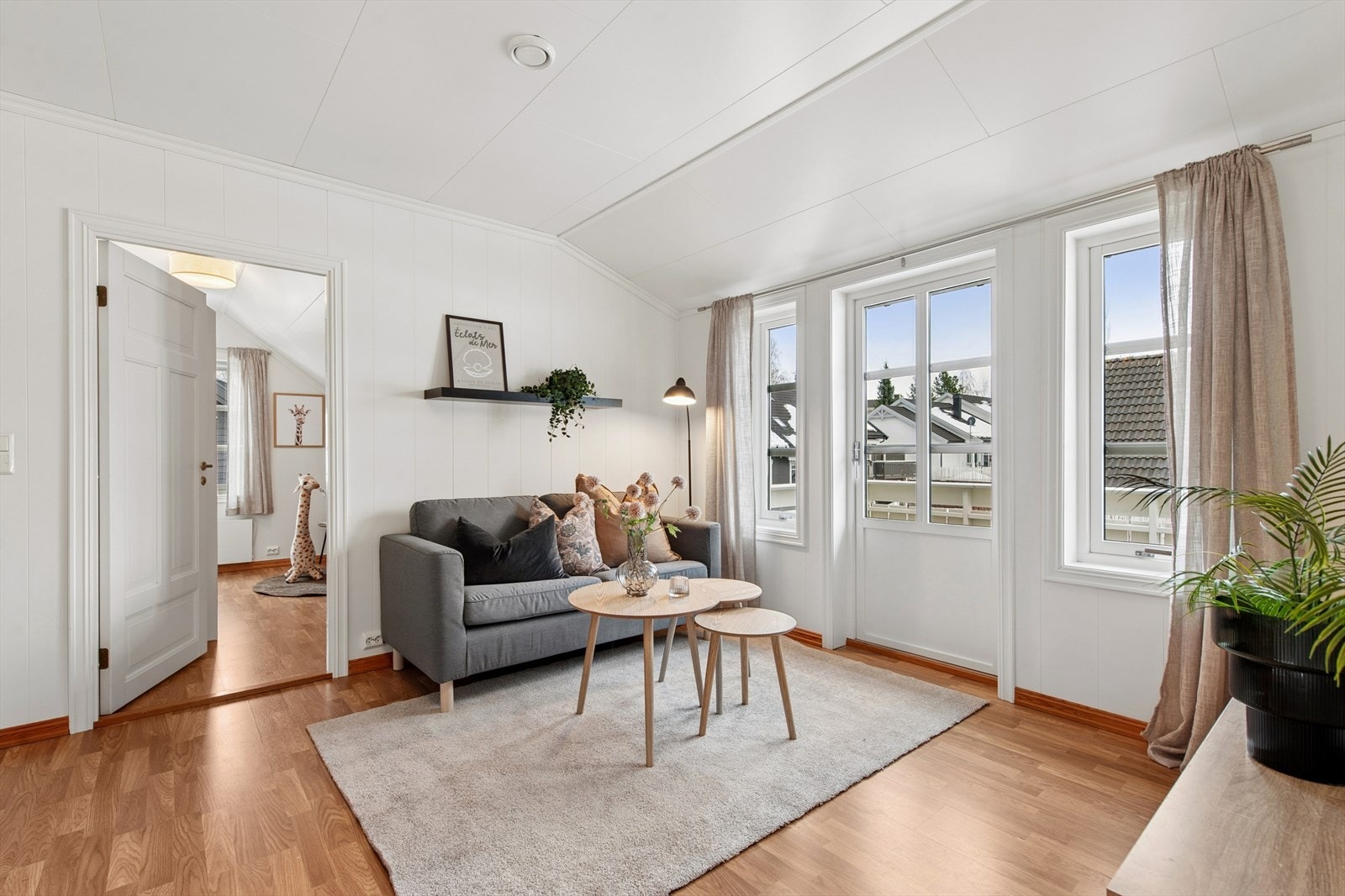 Loftstuen gir ekstra spillerom og fungerer utmerket som en egen sone for TV eller lek - perfekt med barn eller ungdommer i hus. Galleribilde