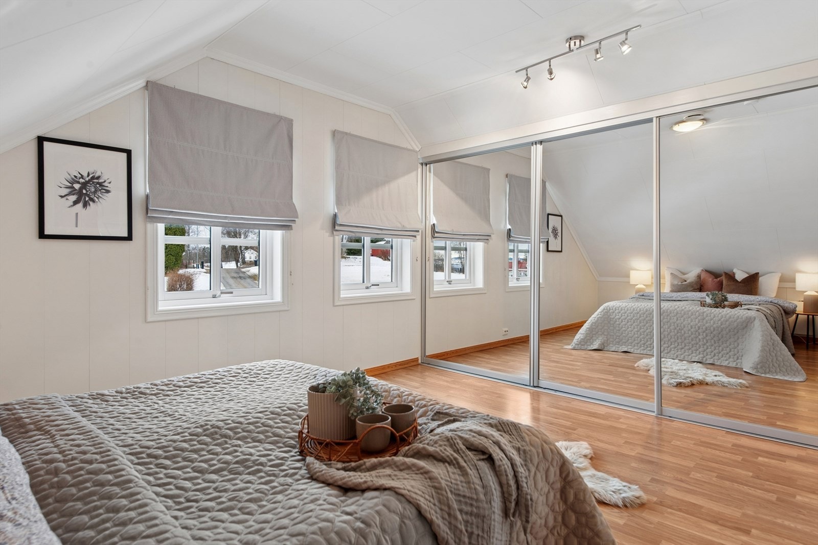Hovedsoverommet har en stor skyvedørsgarderobe med speildører som har god oppbevaringsplass. Galleribilde