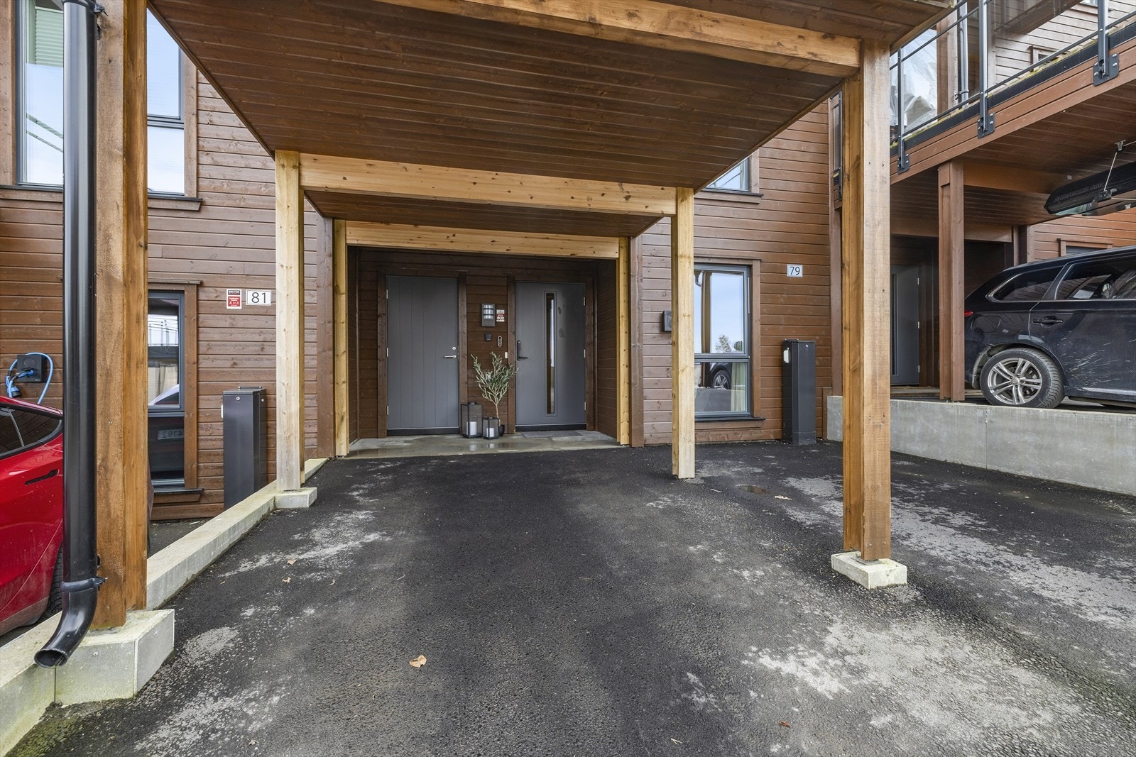 Carport med parkering rett ved siden av / Ladestasjon på husveggen Galleribilde