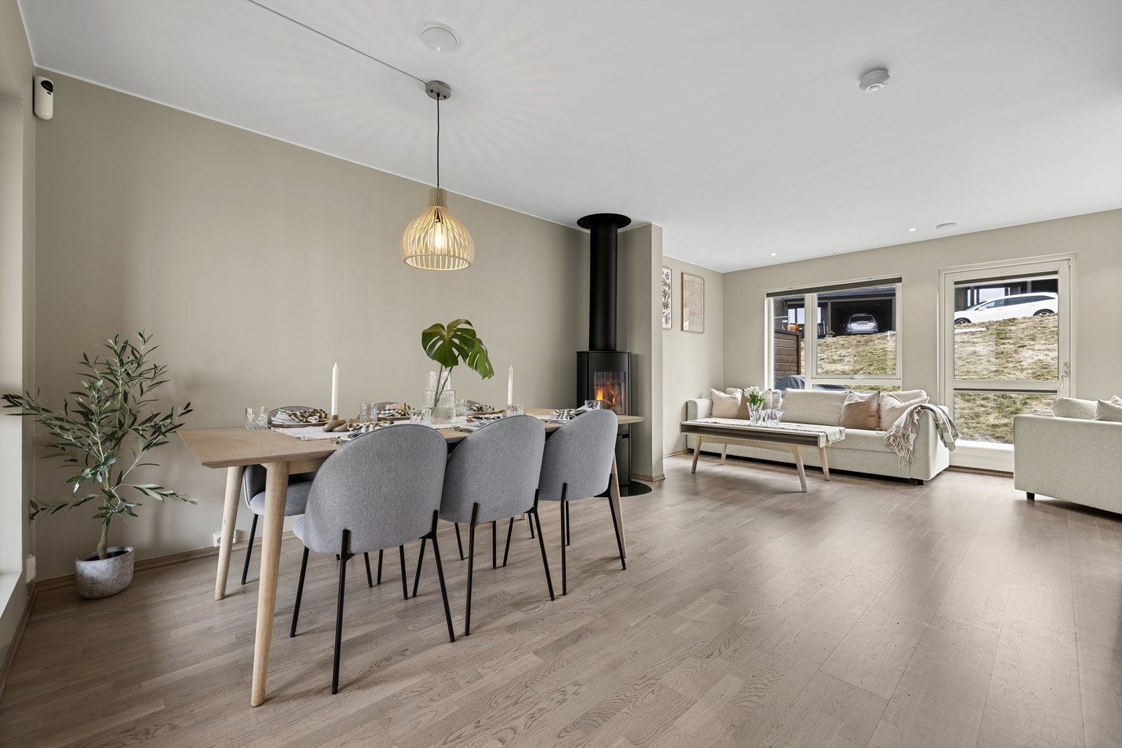Rommet oppleves lyst og innbydende med rikelig naturlig lys fra store vindusflater, og har god plass til både TV-løsning, spisegruppe og sofaseksjon. Velkommen til Salongbakken 79 - Presentert av Sebastian Chodkowski i Nordvik Bolig! Foto: Mads Karlsen Galleribilde