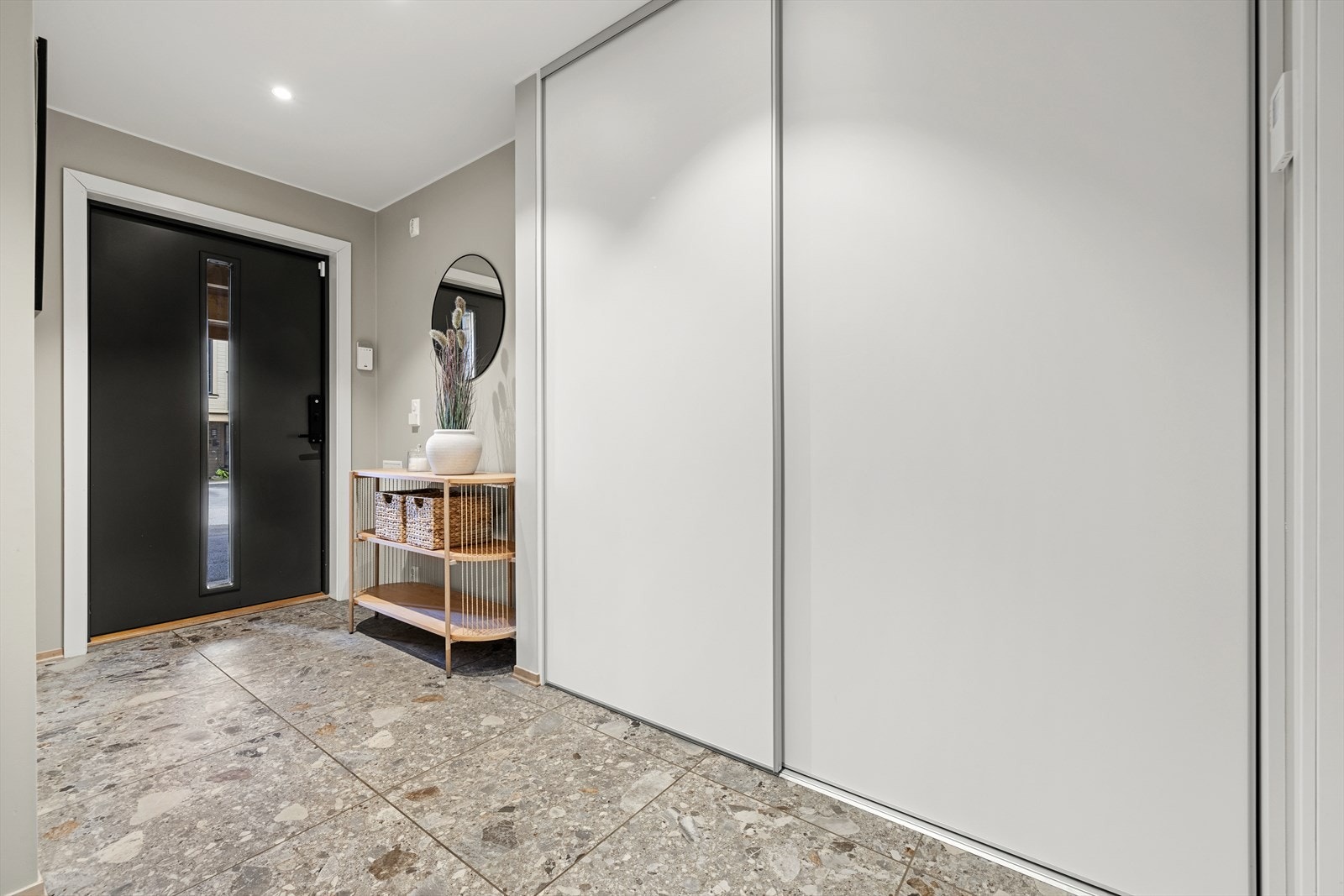 Stor skyvedørsgarderobe og downlights i himling Galleribilde