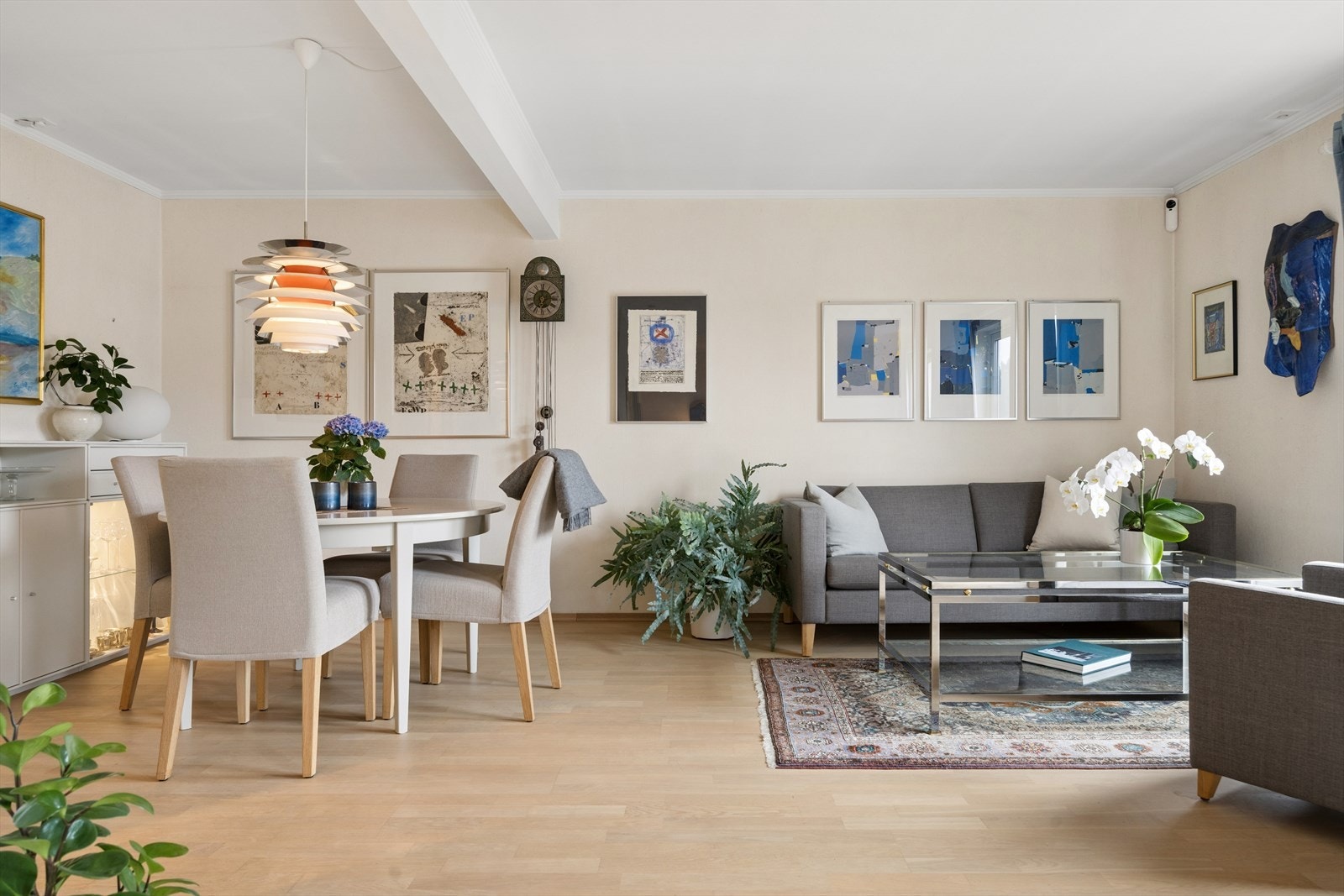 Stuen fikk ny, lys, trestavs parkett i 2016 og har ellers lysmalte flater som gir en god atmosfære. Galleribilde