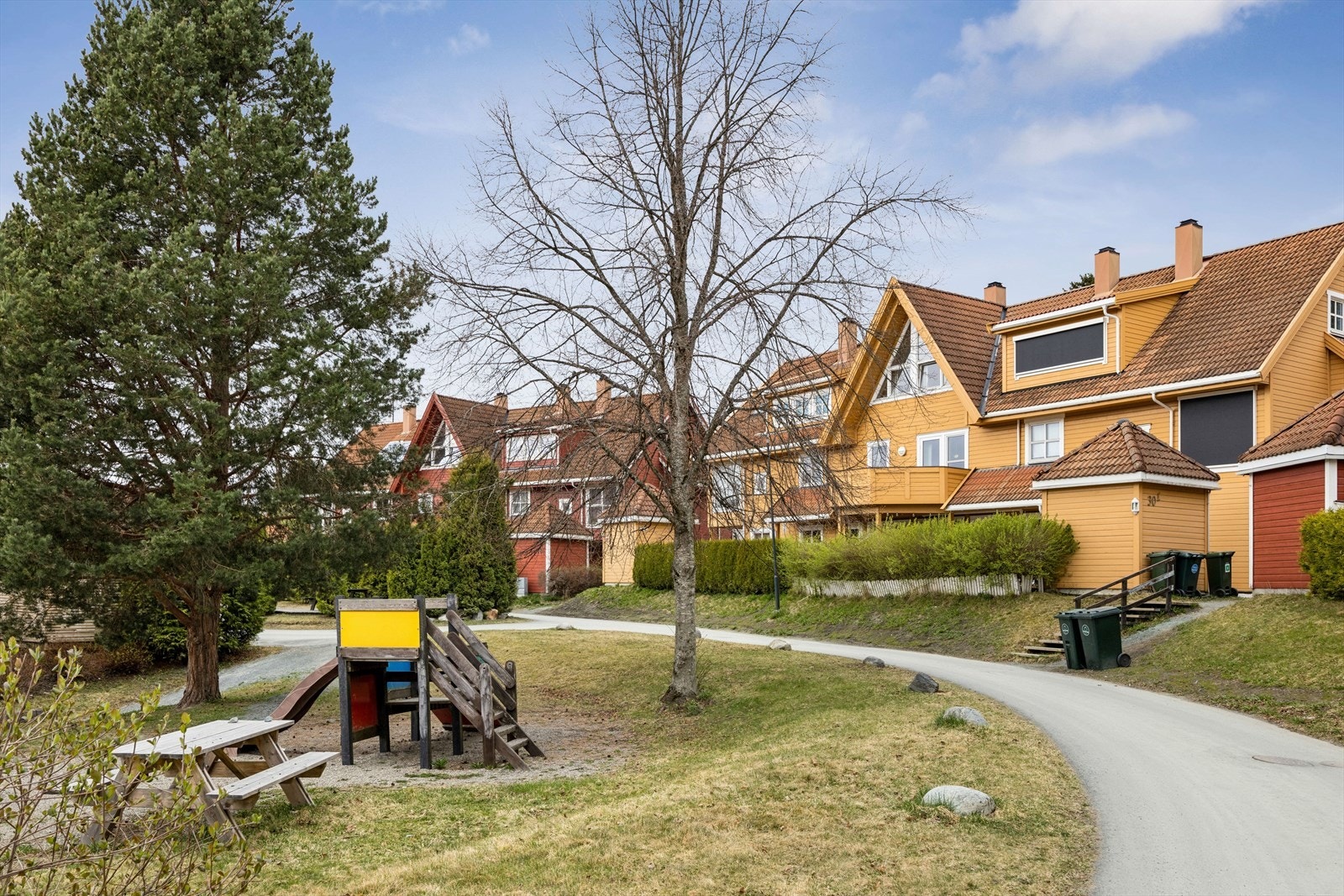 Området rundt boligen driftes av Solbakken velforening og byr på grøntarealer, beplanting og lekeplass. Et kjekt område hvor både store og små vil trives! Galleribilde