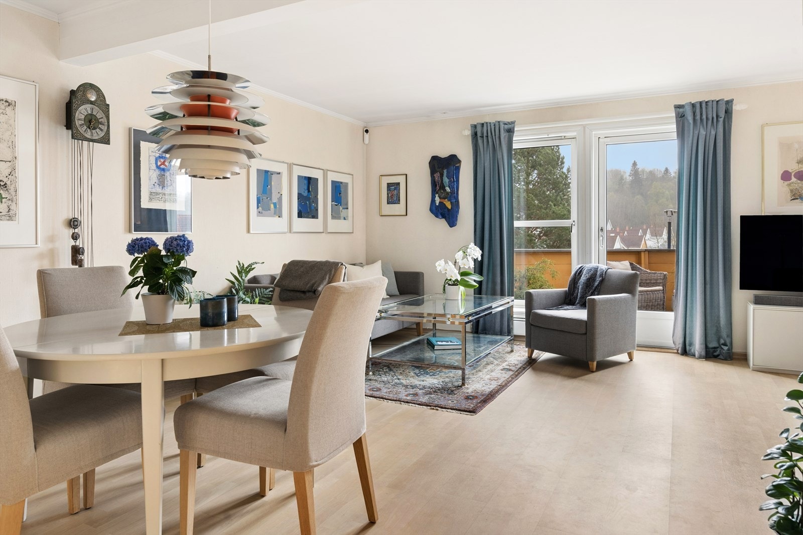 Stuen er lys og innbydende med store vindusflater som gir rikelig med naturlig lys. Galleribilde