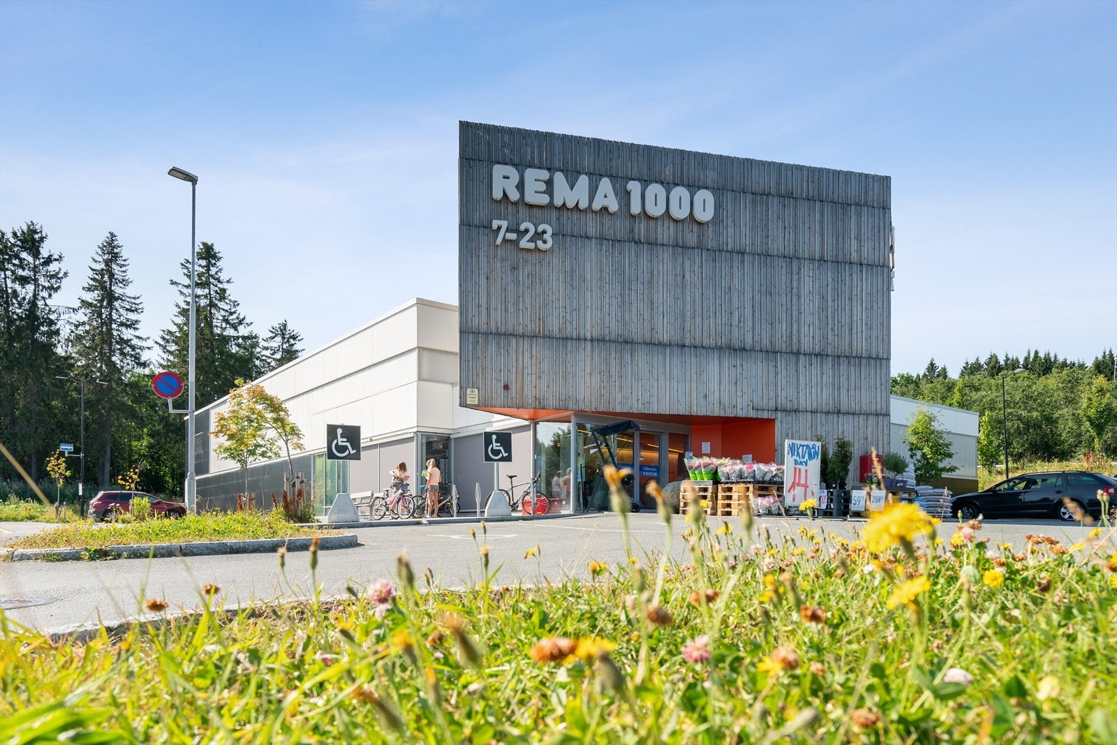 Dagligvarehandelen gjøres på Rema 1000 Kroppanmarka, kun. 5 minutters gange fra boligen. Galleribilde