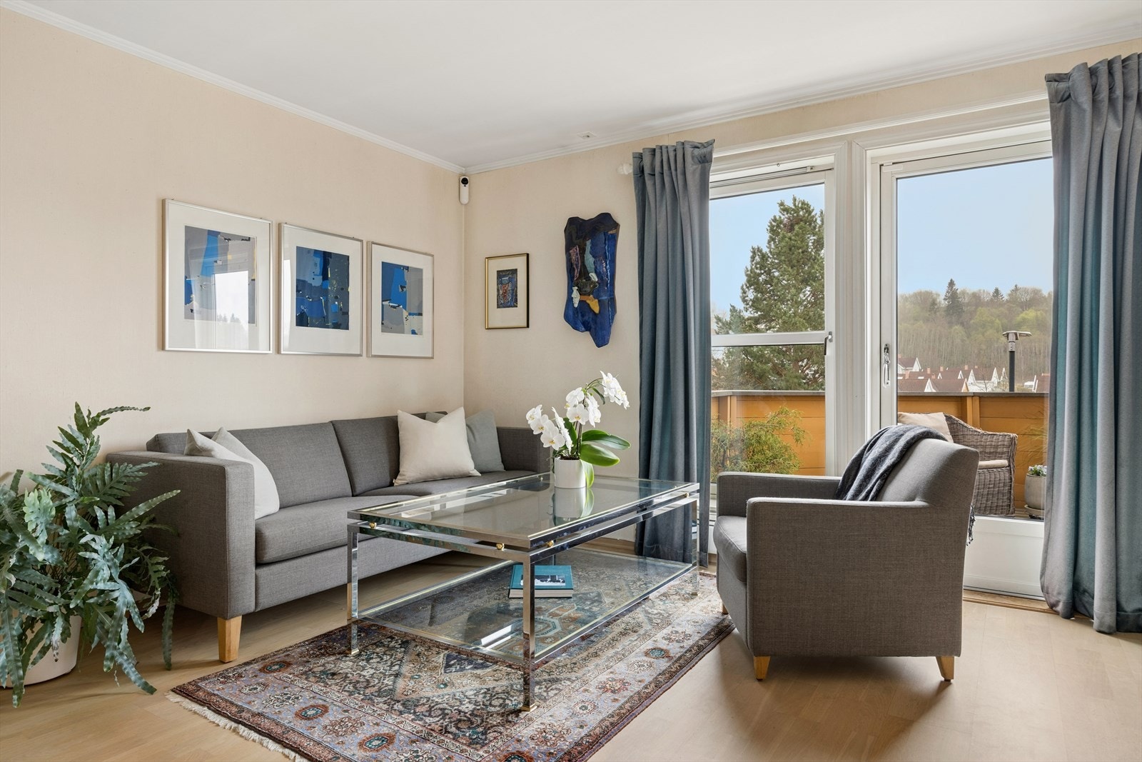 Fra stuen har man utgang til en trivelig balkong. Galleribilde