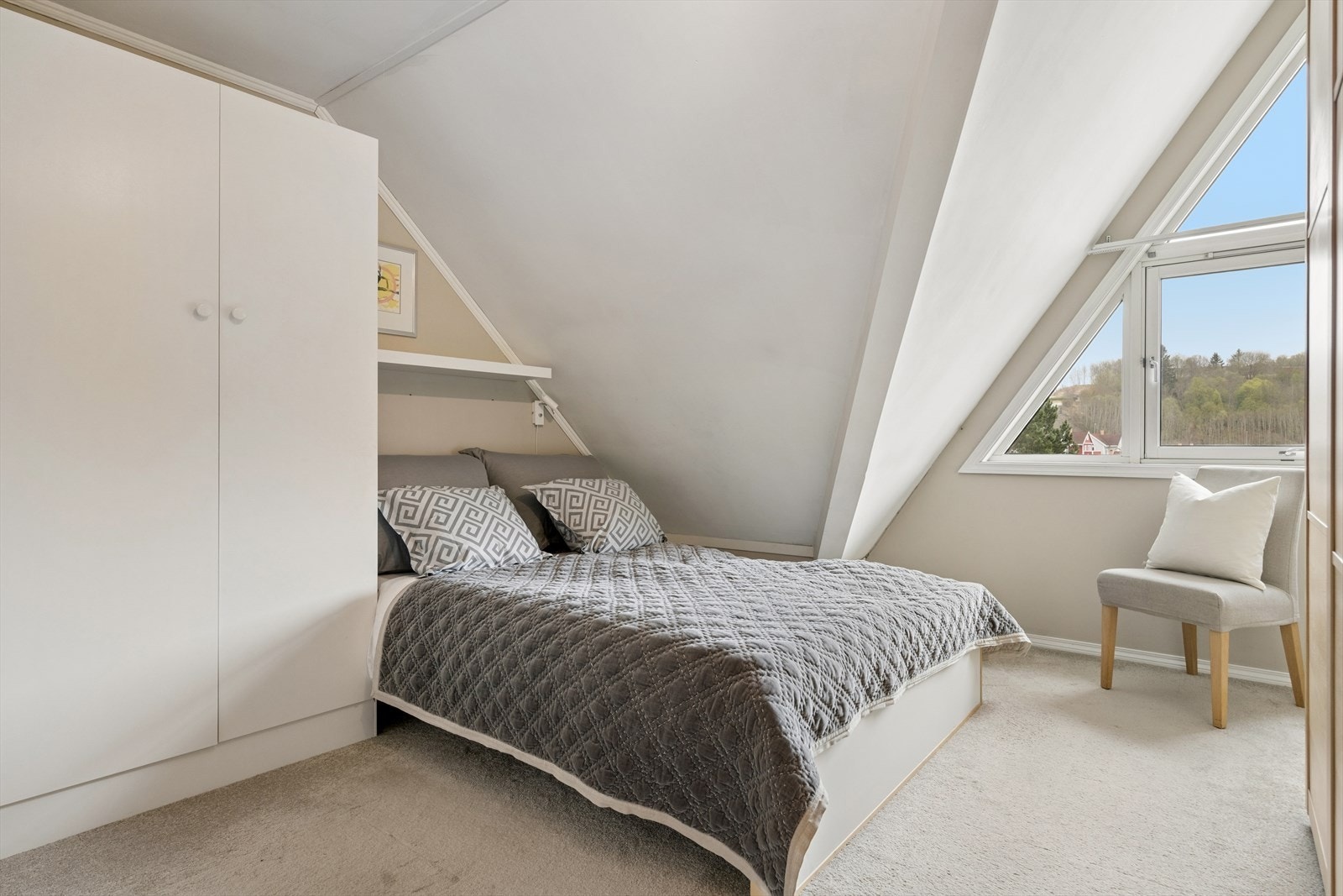 Soverom 1 er på 14,4 kvm og er utstyrt med rikelig med garderobe. I tillegg har man god plass til dobbeltseng og tilhørende møblement. Galleribilde