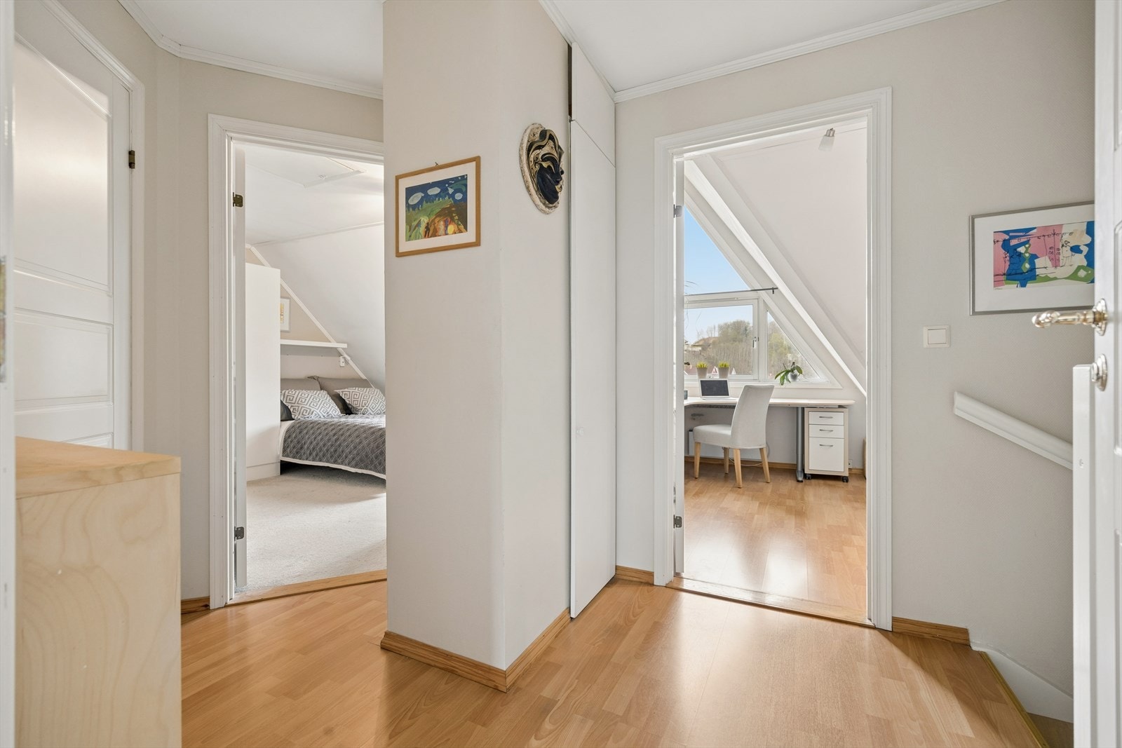 Gangen i loftsetasjen fordeler til tre soverom, bad og bod, og skaper en adskilt og privat sone i boligen. Galleribilde