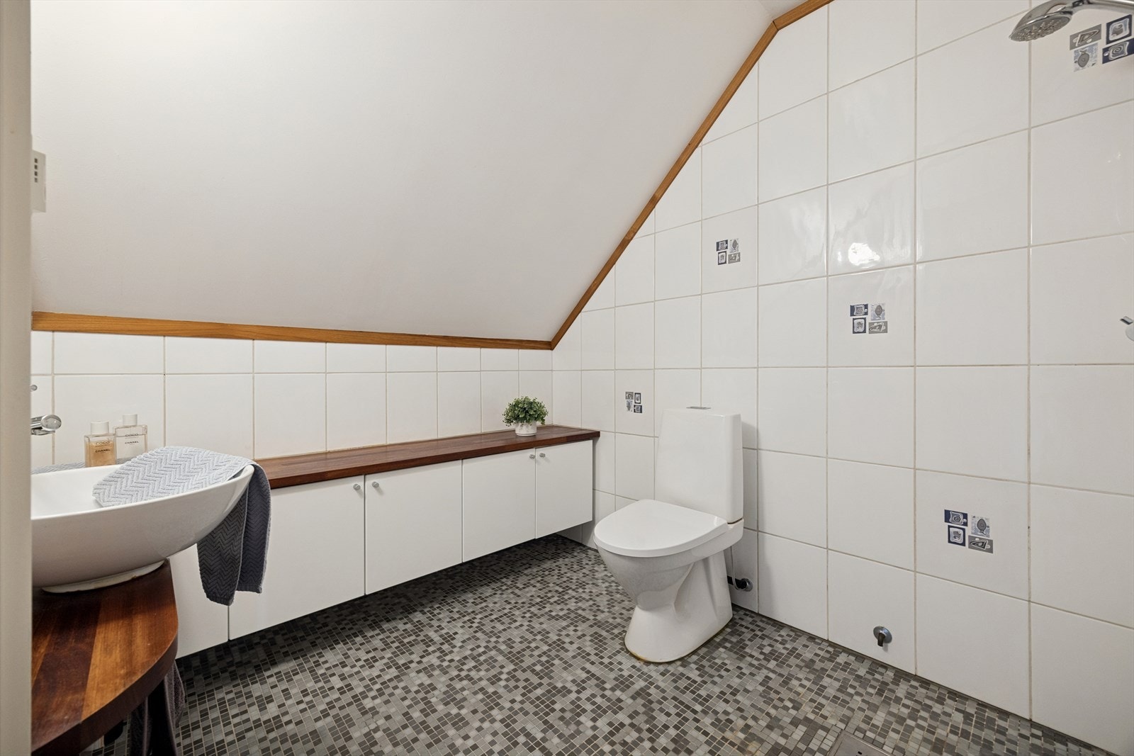 Badet er ellers utstyrt med dusjhjørne, toalett, innredning som gir god lagringsplass og servant. Galleribilde
