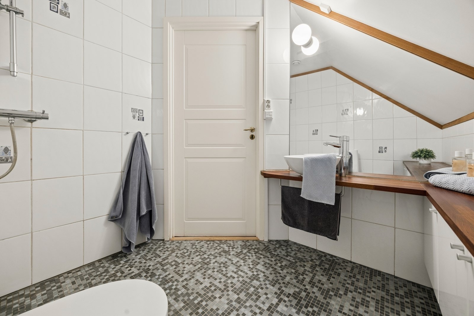 Badet ble modernisert i 2007 med egeninnsats og er innredet med grå, mosaikkfliser på gulvet og hvite fliser på vegg. Galleribilde