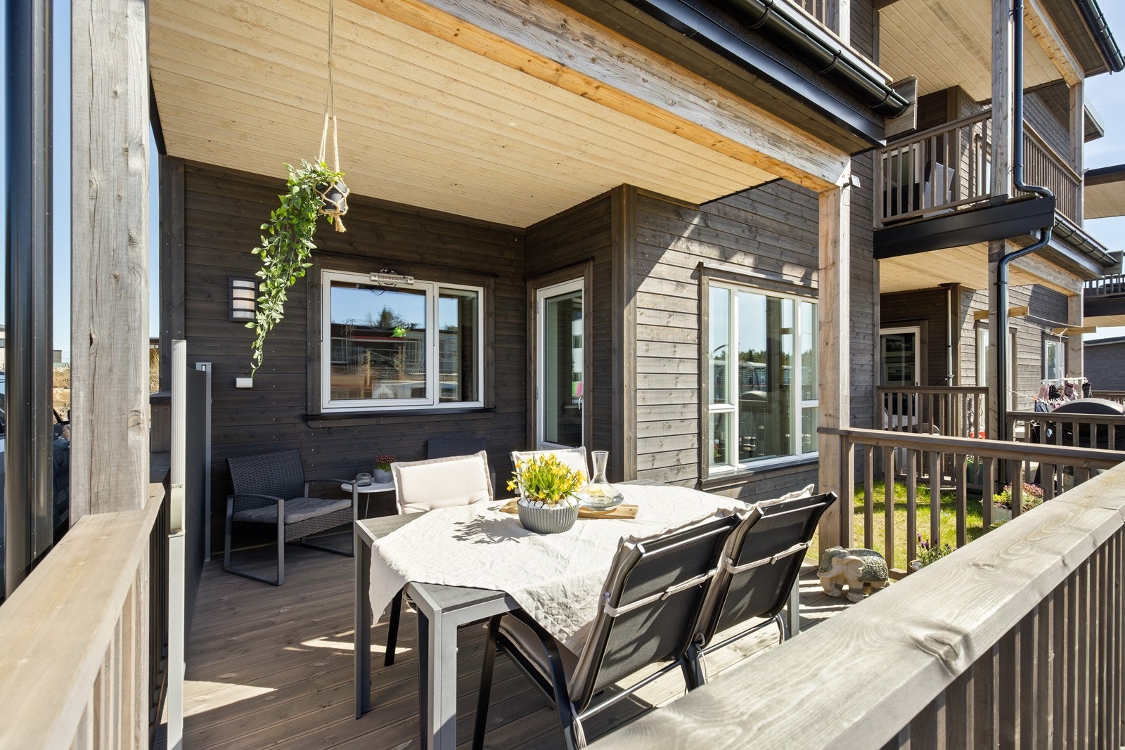 Leiligheten har både en vestvendt terrasse her i front og sørvendt uteplass ved inngangspartiet- så her kan solen nytes hele dagen! Galleribilde
