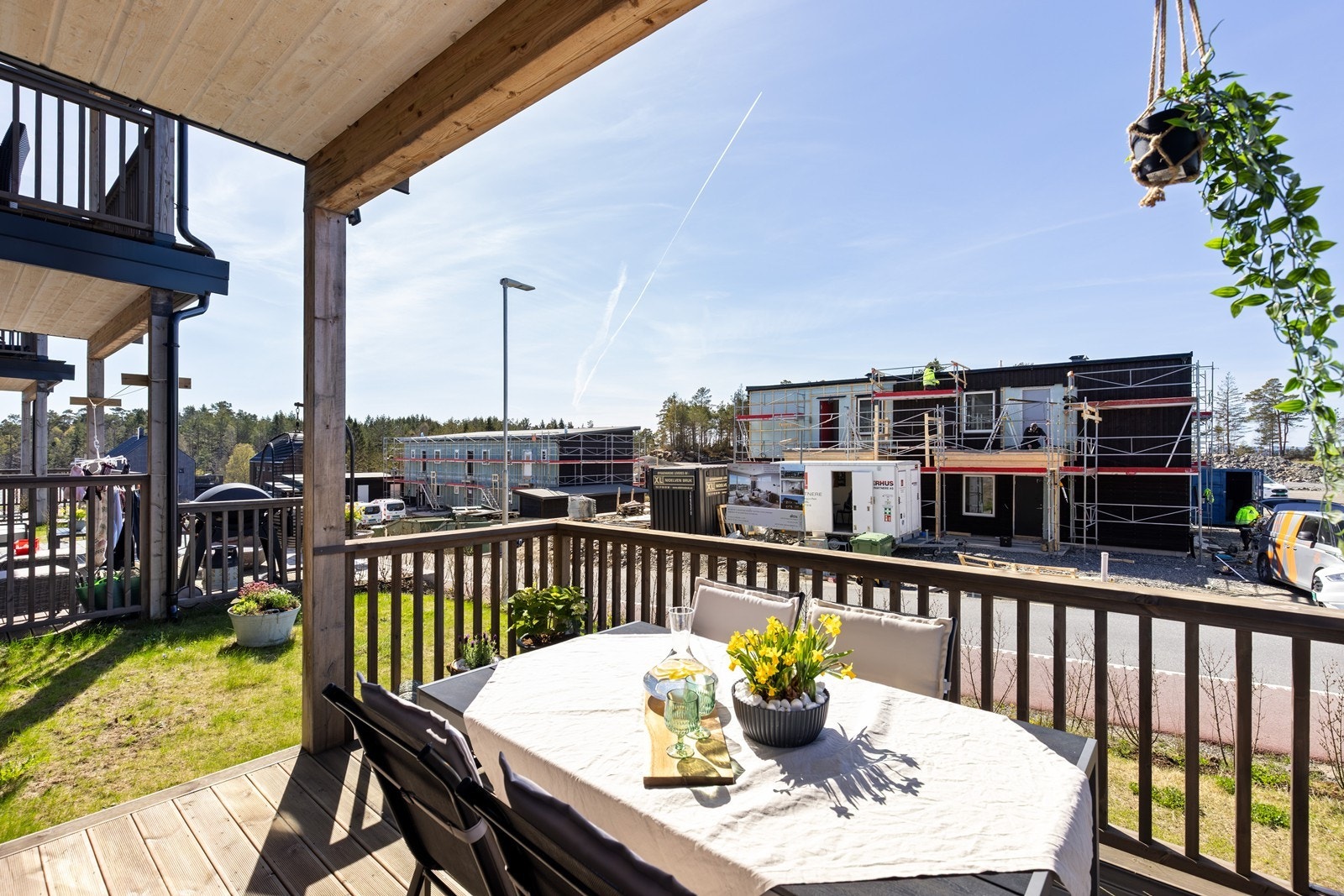 Leiligheten ligger i det attraktive og nyetablerte boligområdet Tybakktoppen - et sted der trivsel, trygghet og nærhet til naturen står i fokus. Galleribilde