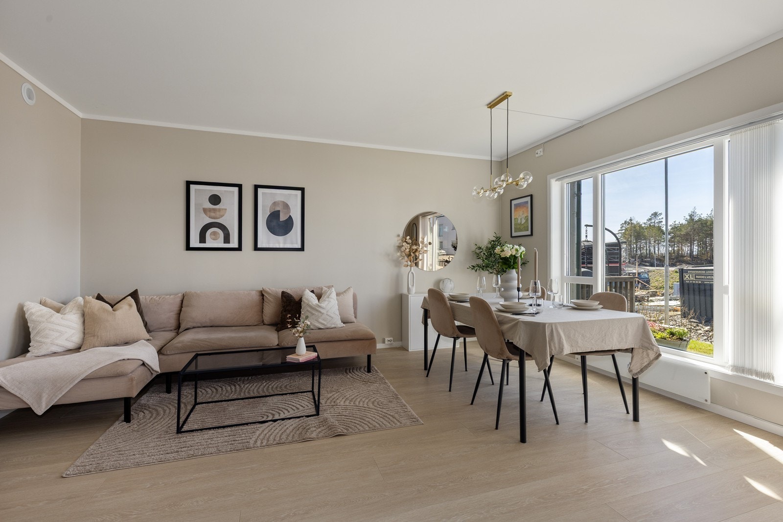Her kan du møblere etter eget ønske og har direkte utgang til terrassen hvor du kan nyte ettermiddag - og kveldssolen. Galleribilde