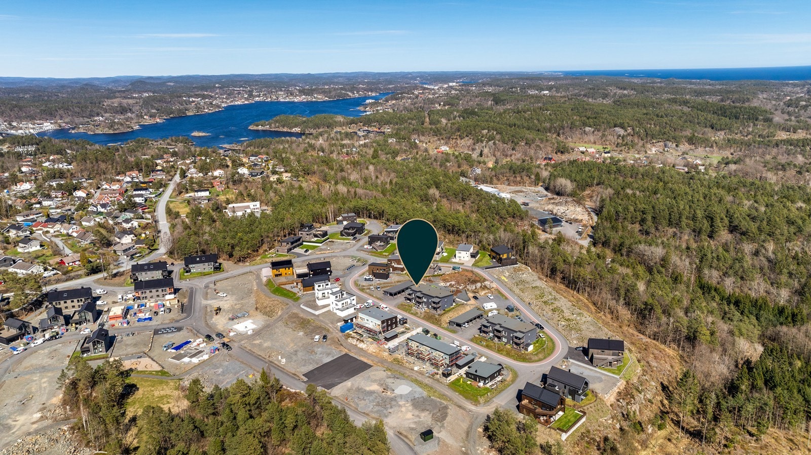 Tybakktoppen har en høytliggende og luftig plassering, omgitt av grønne friområder som skaper en rolig og behagelig ramme rundt boligene. Samtidig er det kort vei til de populære turområdene på Hove. Galleribilde