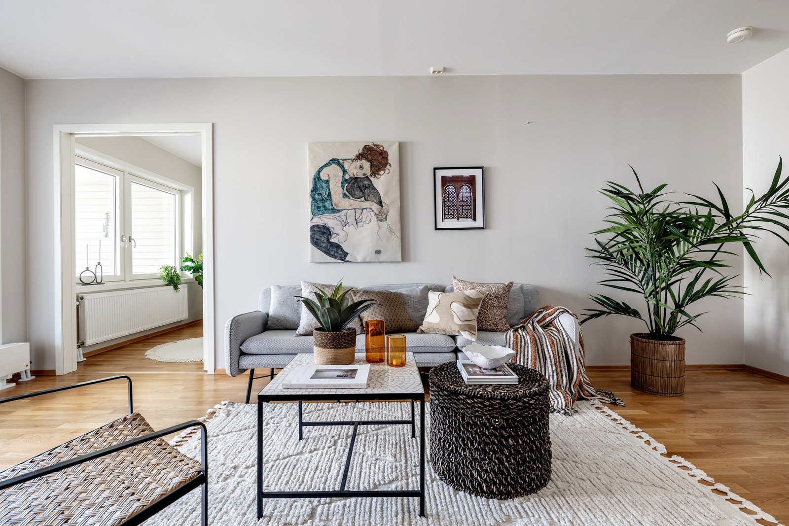 Stuen har gode møbleringsmuligheter med god plass til sofagruppe, TV-anlegg og spisebord. Galleribilde