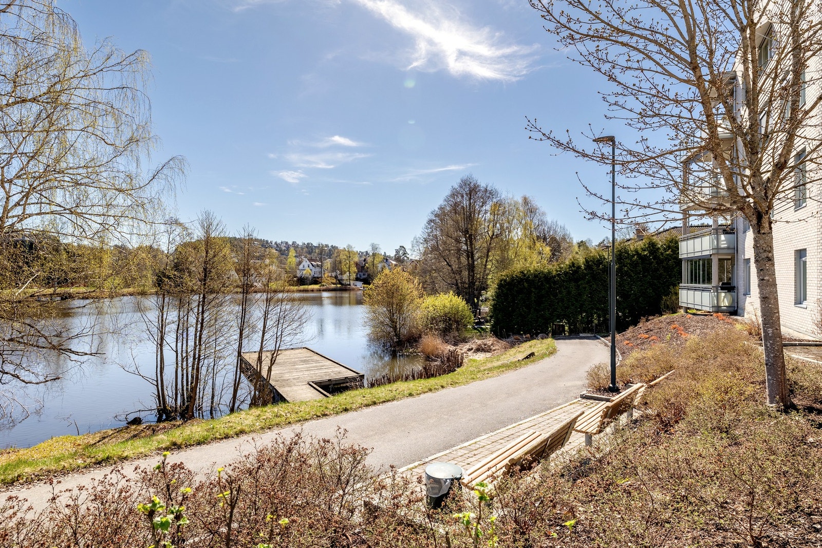 Sameiets uteområder fremstår som parkmessig opparbeidet og ligger rett ved Kolbotnvannet. Galleribilde