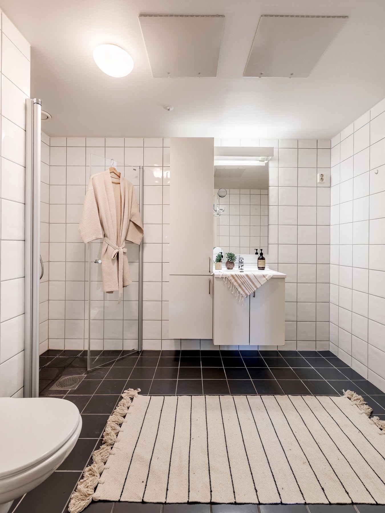 Badet har adkomst fra entréen og hovedsoverommet. Badet har baderomsinnredning og opplegg for vaskemaskin. Galleribilde