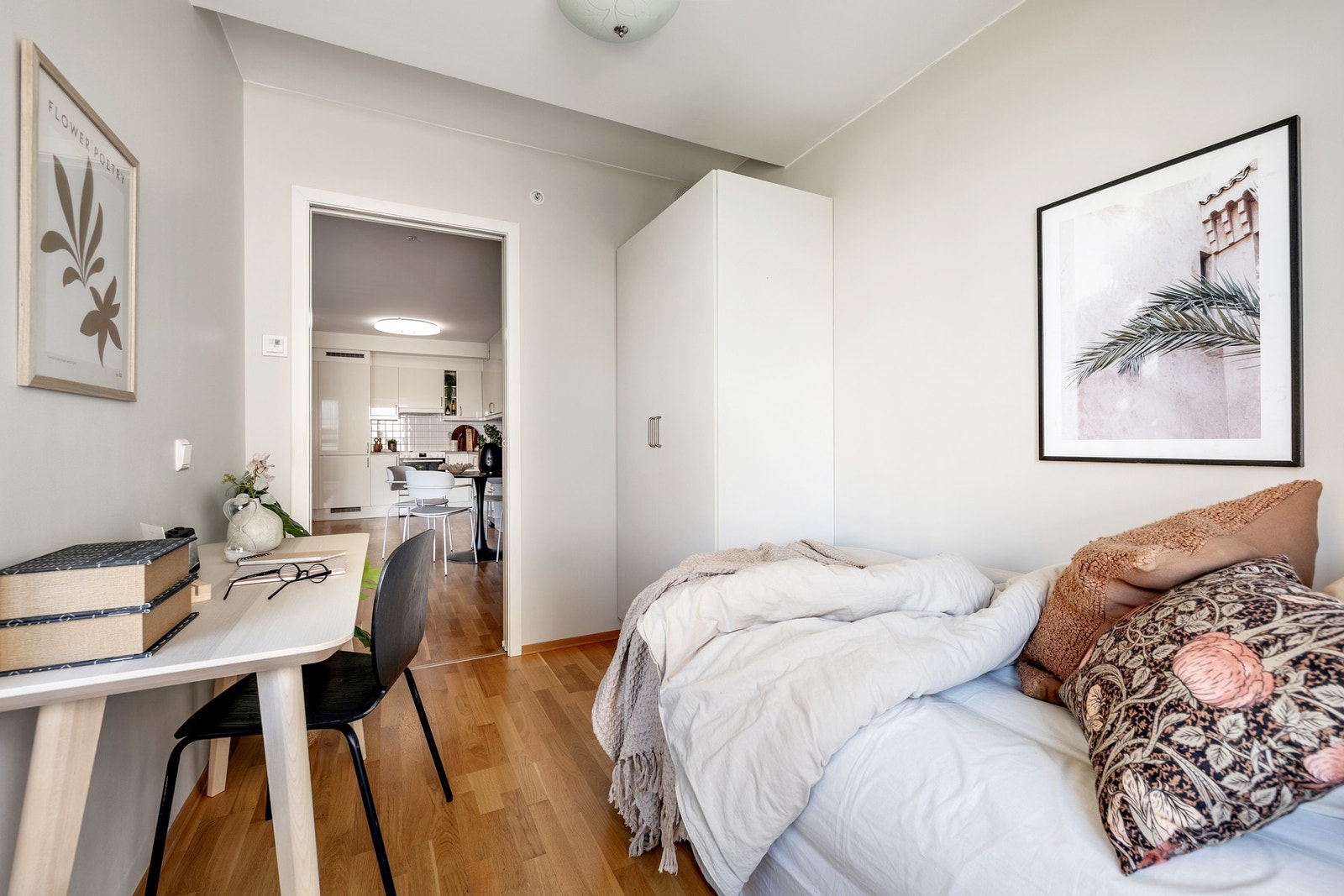 Soverom 2 har god plass til seng og er innredet med praktisk garderobeskap. Galleribilde