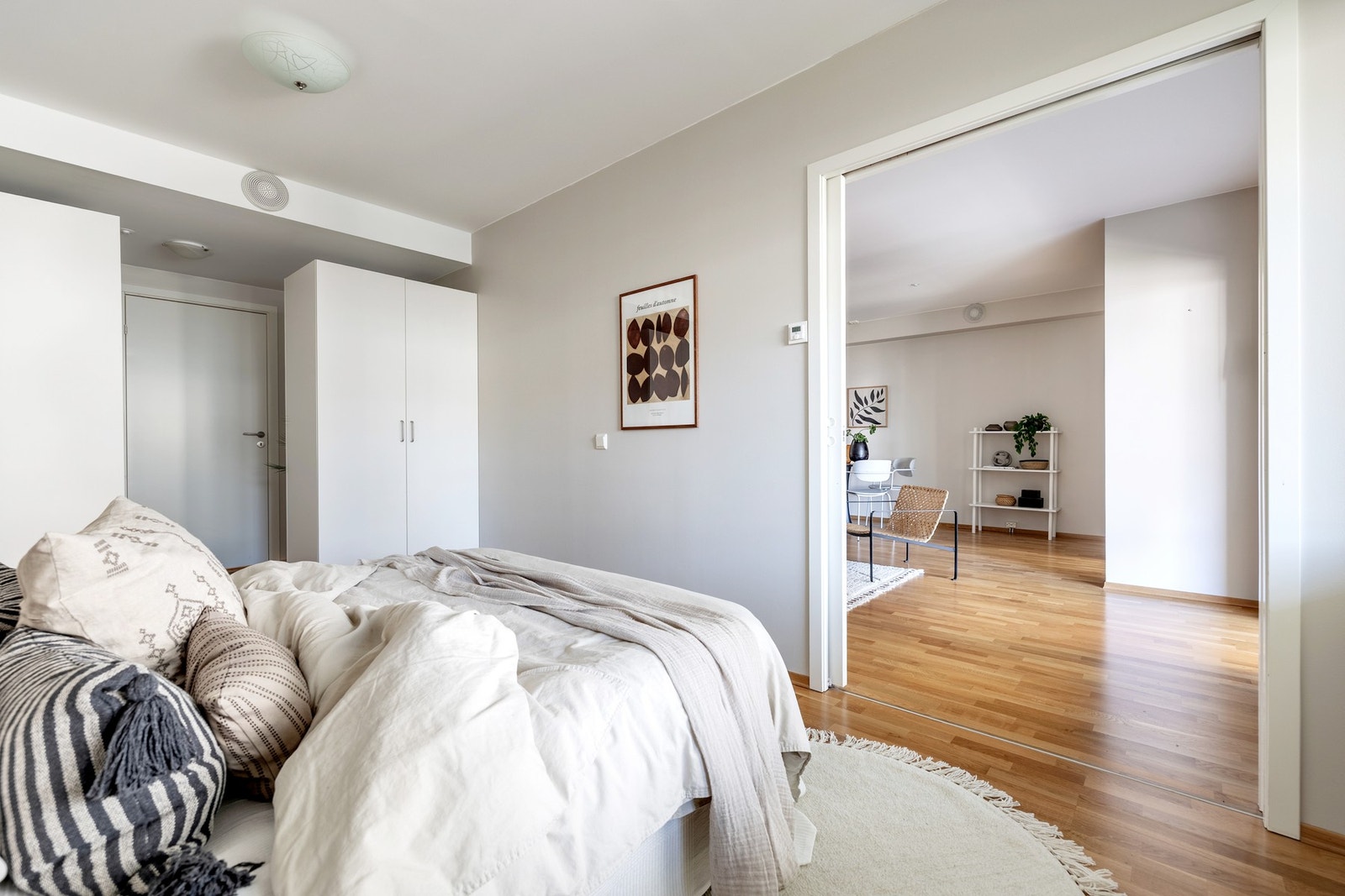 Hovedsoverom med inngang til romslig bad. Galleribilde