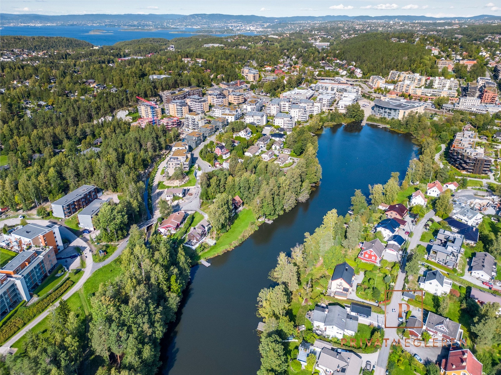 Fra leiligheten er det kort gangavstand til flotte turområder over Kantoråsen, rundt Kolbotnvannet og ned til Gjersjøen. Galleribilde