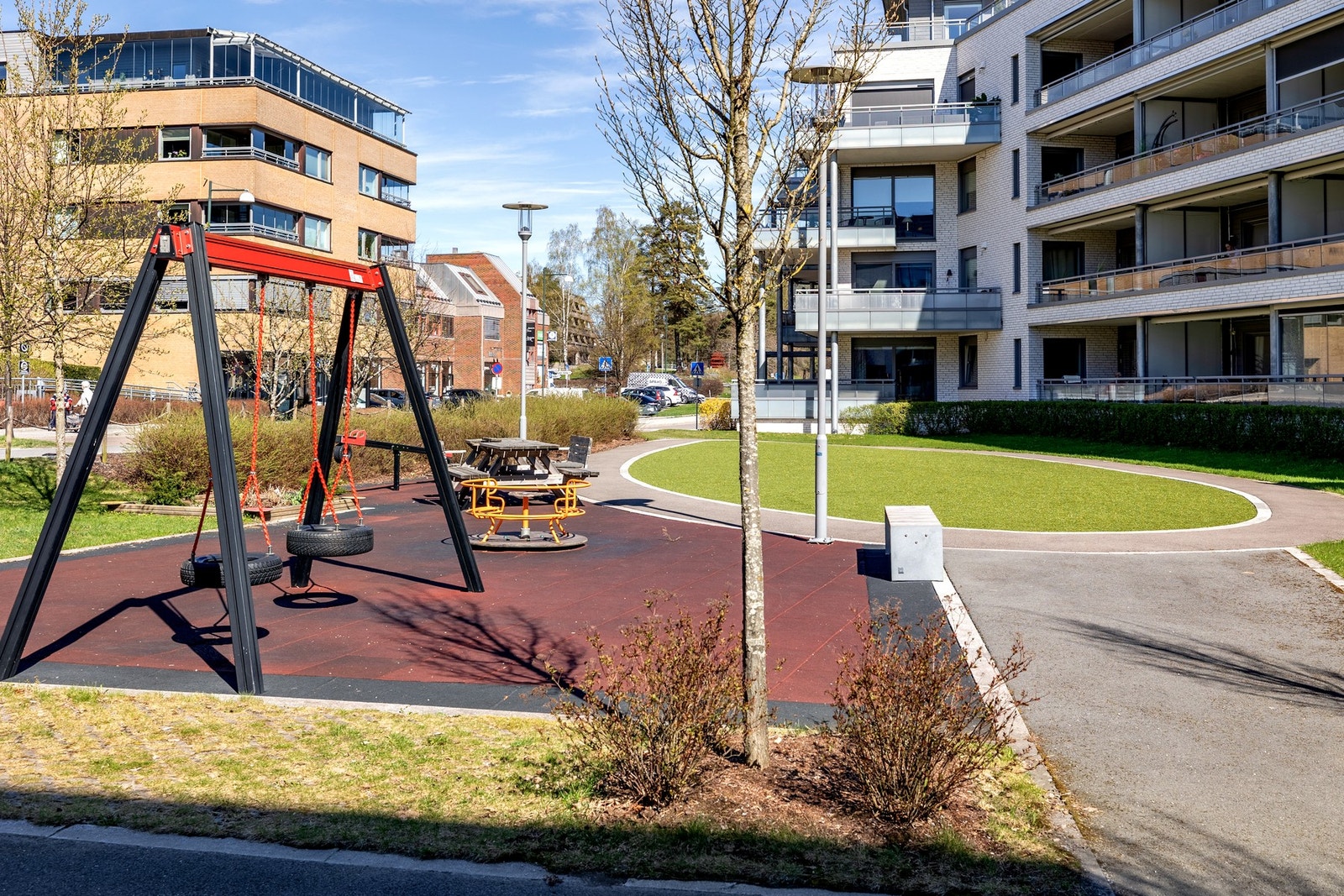 Sameiets fellesområder er pent opparbeidet med grøntområder, beplantning og gangveier. I tillegg finnes det lekeplass på området til glede for de minste. Galleribilde