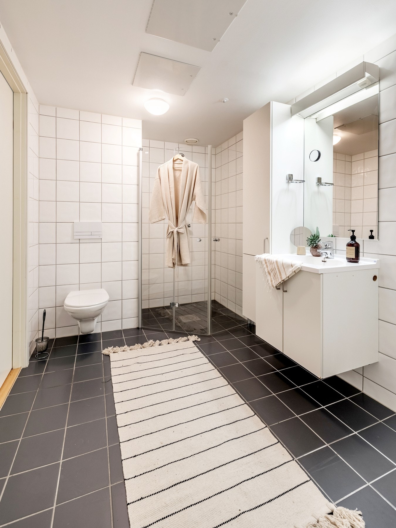 Badet har adkomst fra entréen og hovedsoverommet. Badet har baderomsinnredning og opplegg for vaskemaskin. Galleribilde