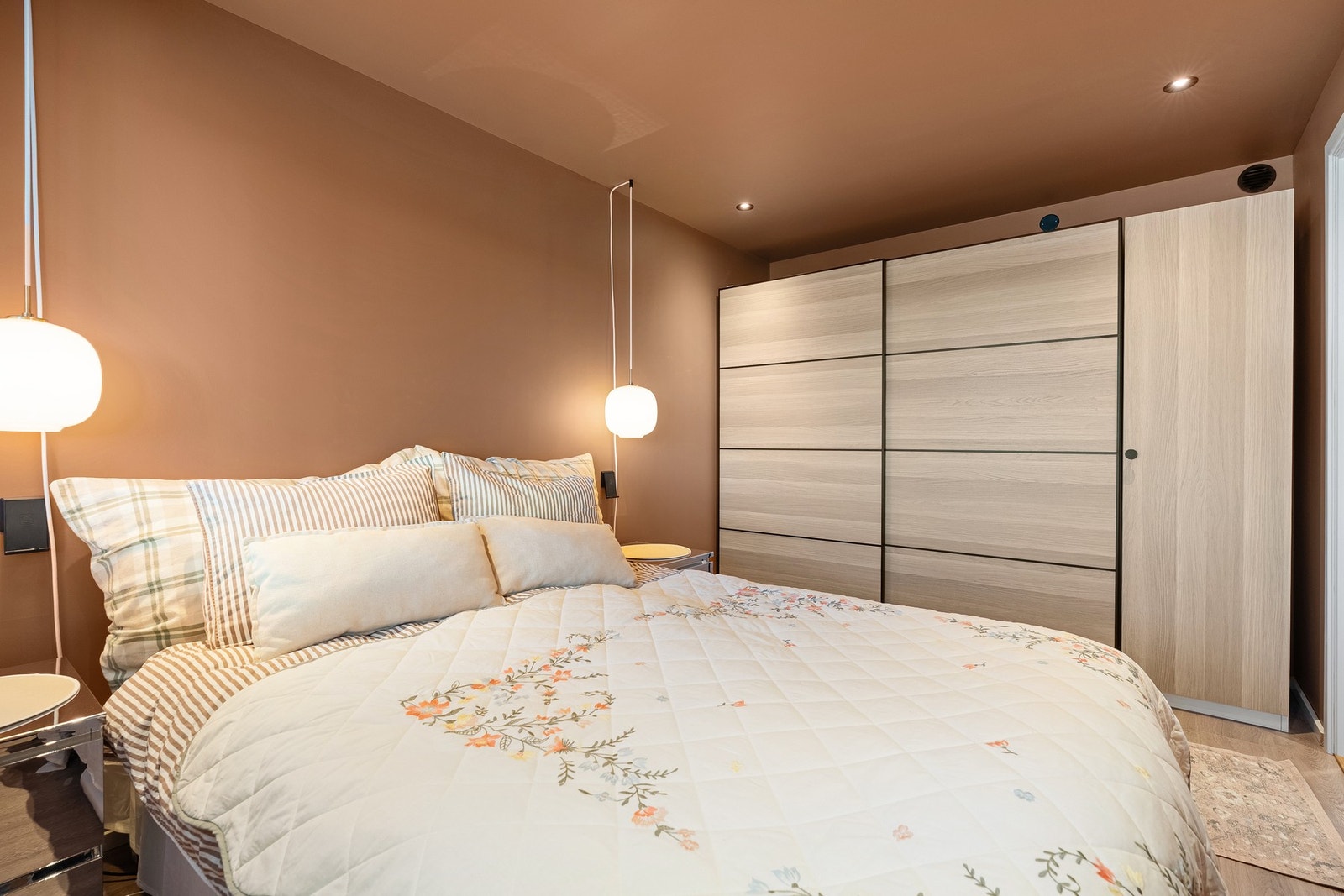 Soverom med skyvedørsgarderobe Galleribilde
