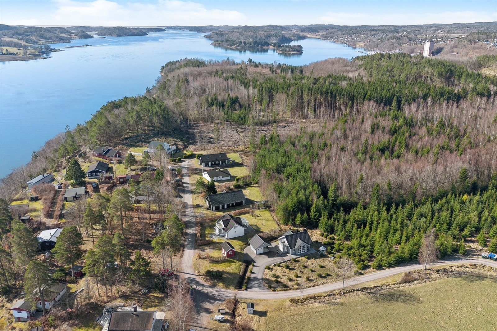 Noen minutters gange til badestrand, og ellers rett ved golfbane, samt flere flotte tur/rekreajonsområder. Galleribilde
