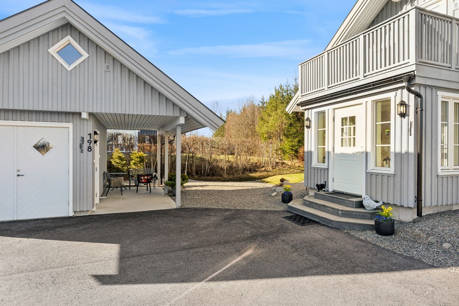 Overbygget og fin uteplass. Uthuset har også god loftslagring. Galleribilde
