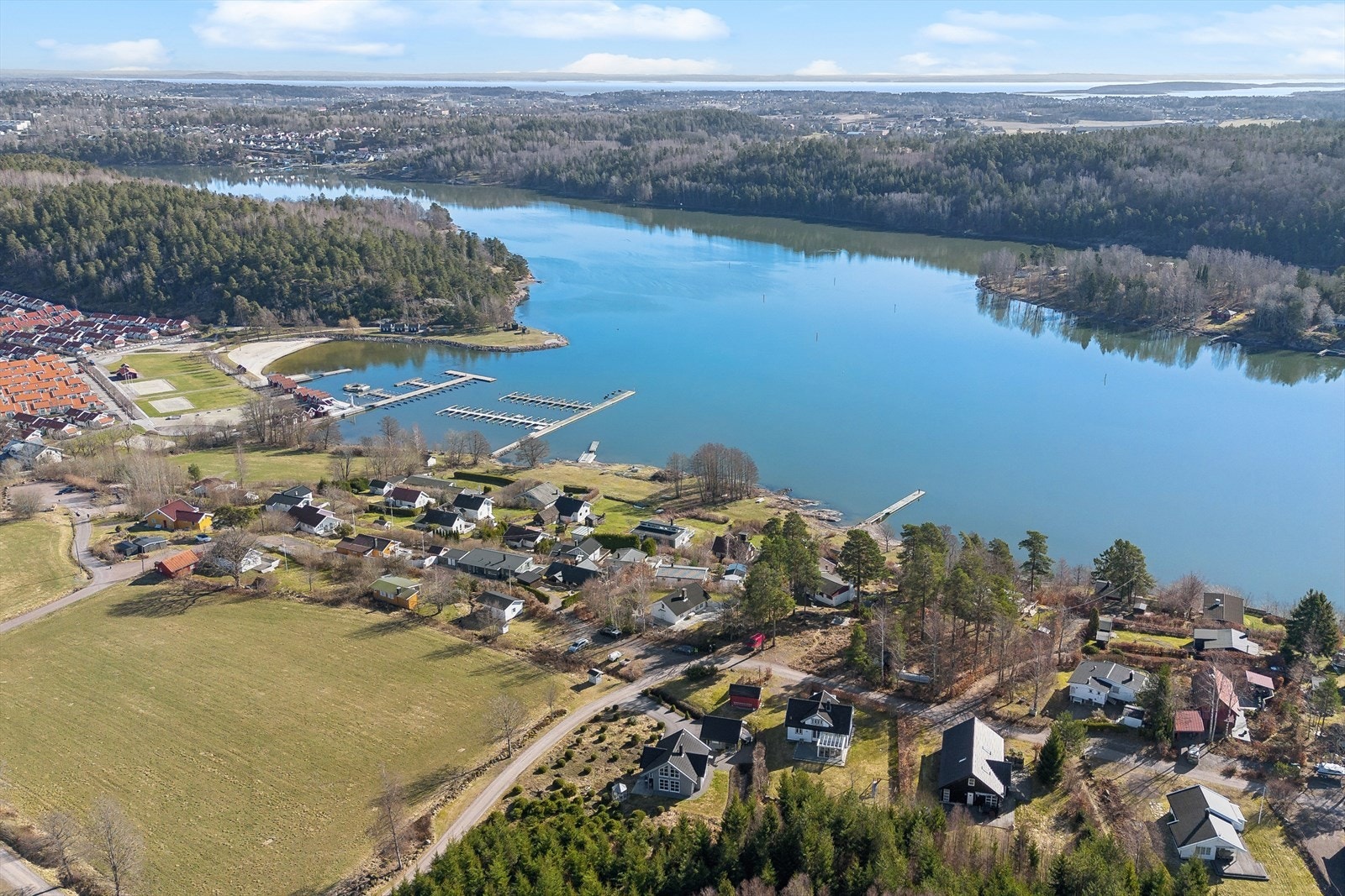 Rett ved Brunstadsundet som går videre over i Tønsbergfjorden. Galleribilde