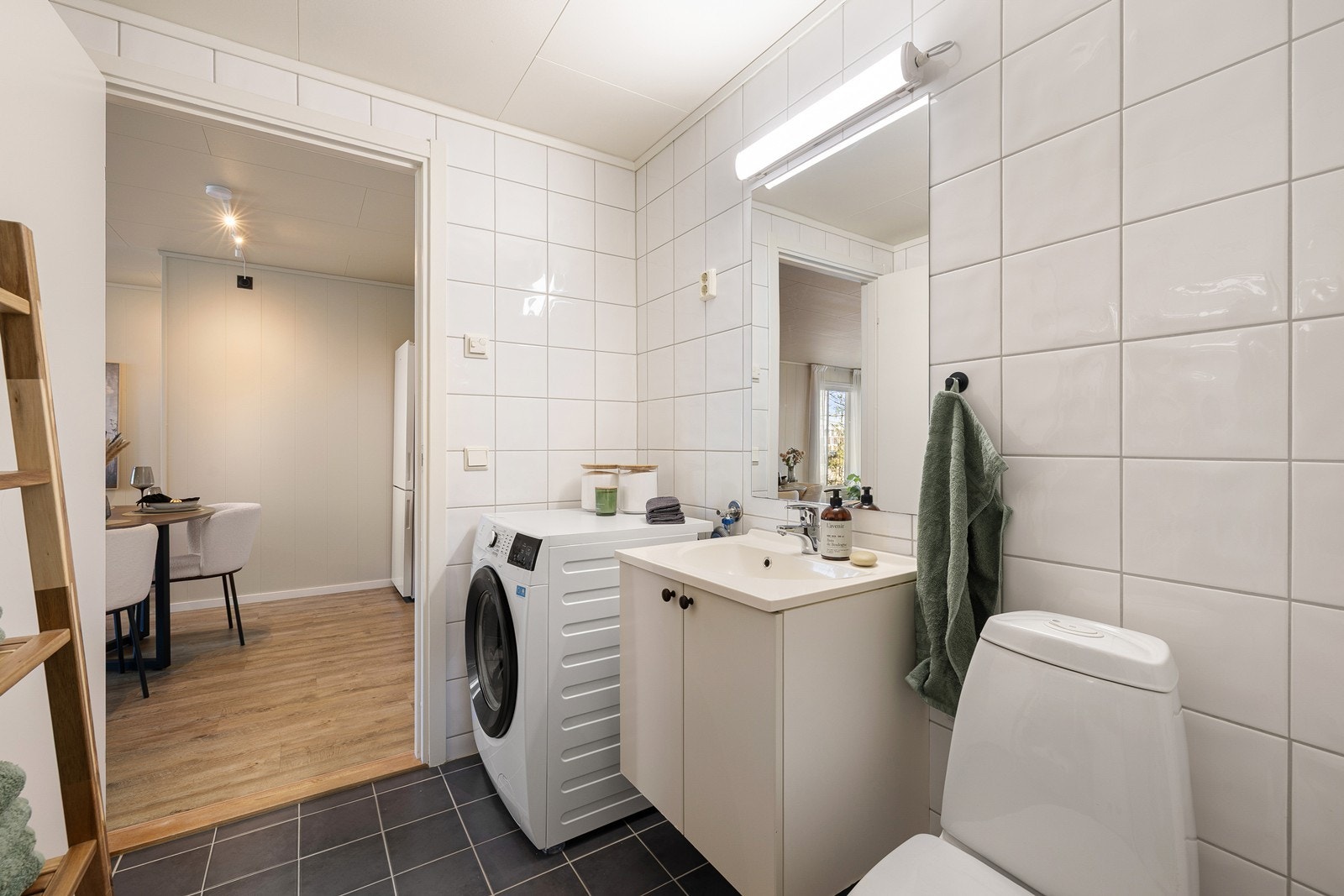 Badet er utstyrt med dusjkabinett, servant, gulvstående klosett og har ferdig opplegg for vaskemaskin. Galleribilde