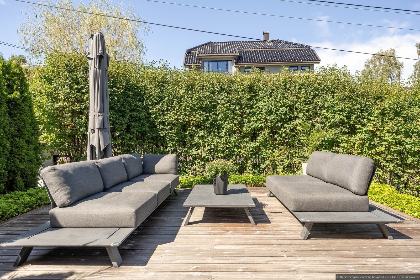 Det opplyses fra tidligere eier at det sommerstid er sol frem til ca. 21.00. Foto Daniel Bergsagel Galleribilde