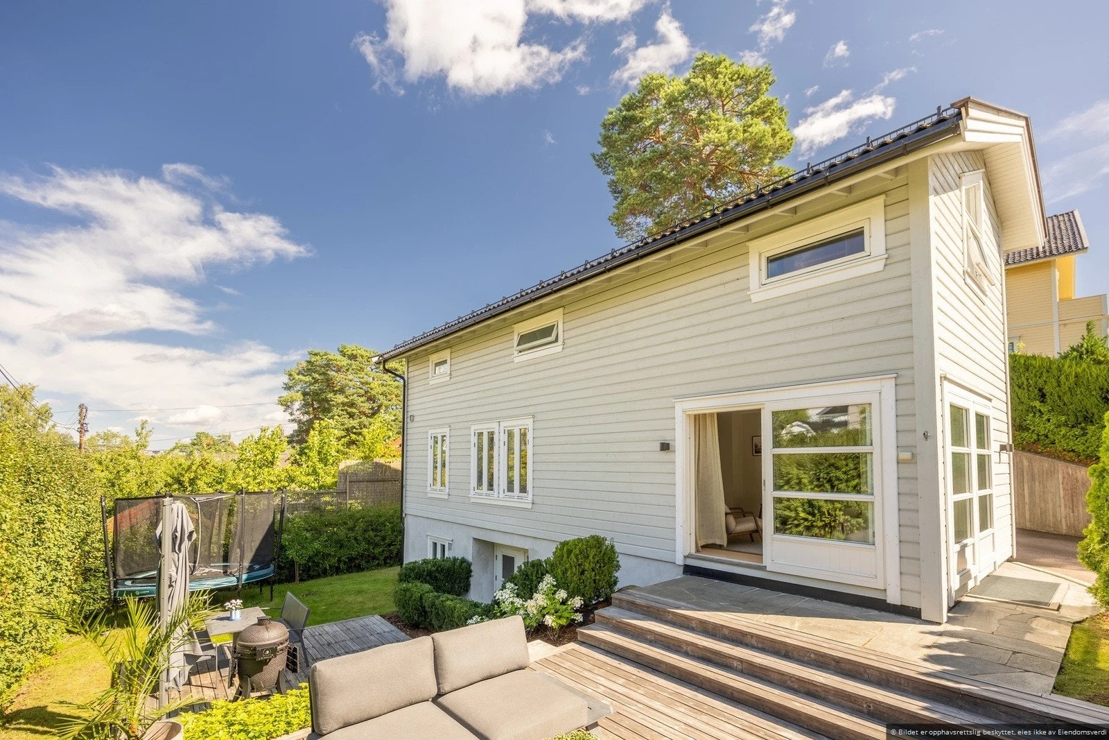 Stor uteplass med gode solforhold sommerstid. Foto Daniel Bergsagel Galleribilde