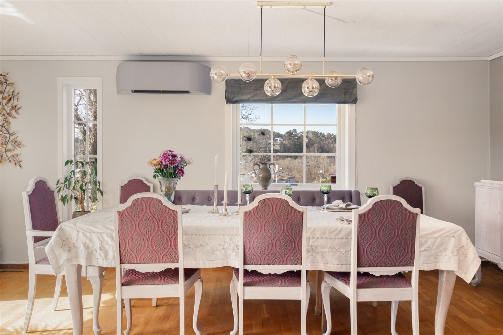Her er det god plass til å invitere storfamilien når Bergensværet ikke gjør det mulig å spise på terrassen. Galleribilde
