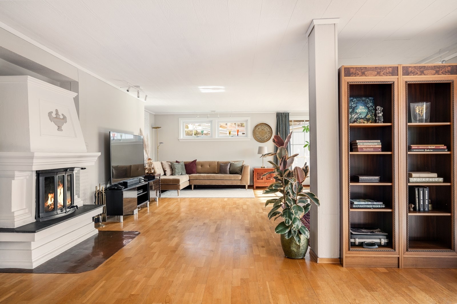 Videre kan stuen enkelt innredes med flere sitte- og sofagrupper for et sosialt og innbydende rom. Galleribilde