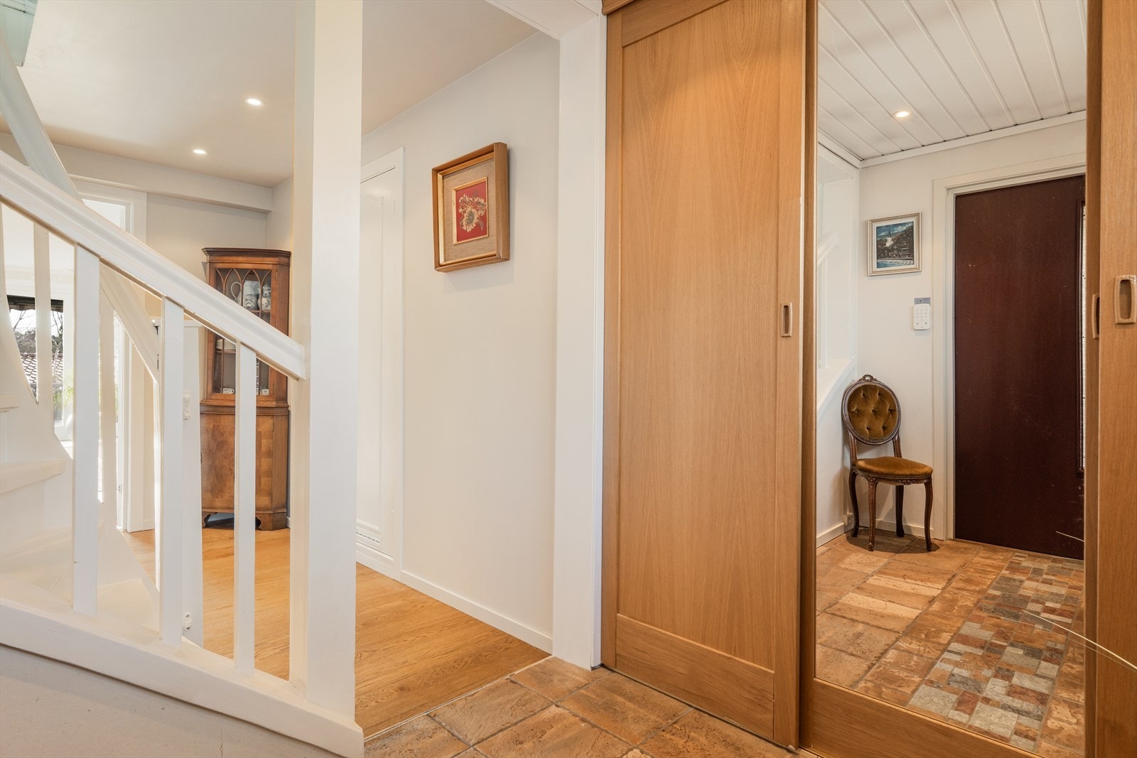 Det første som møter deg i boligen er en flislagt og innbydende entré med skyvedørsgarderobe. Galleribilde
