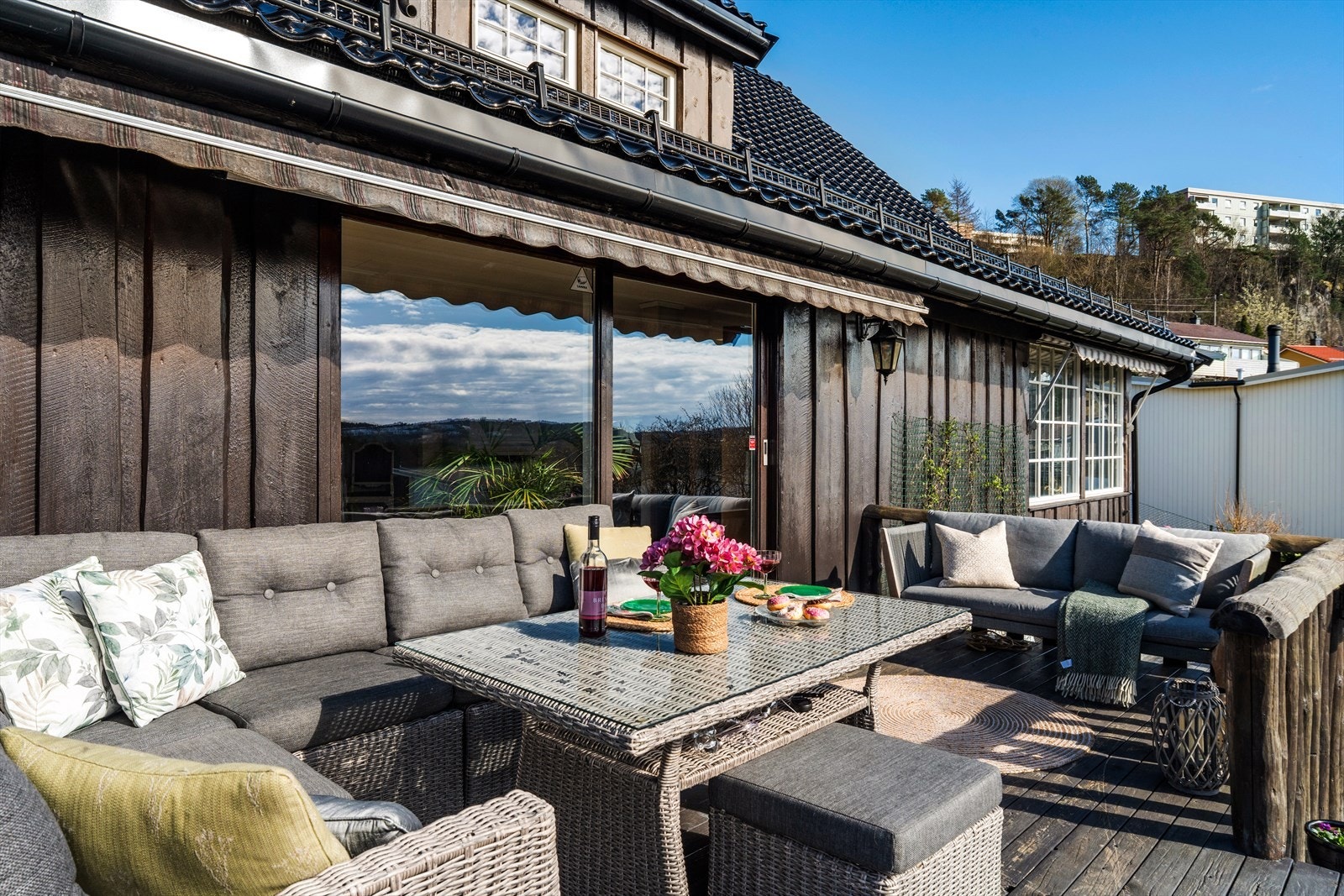 Boligen har en sentral og barnevennlig beliggenhet i Fyllingsdalen, samt store solrike uteområder med hage og terrasse på hele 51 m². Galleribilde