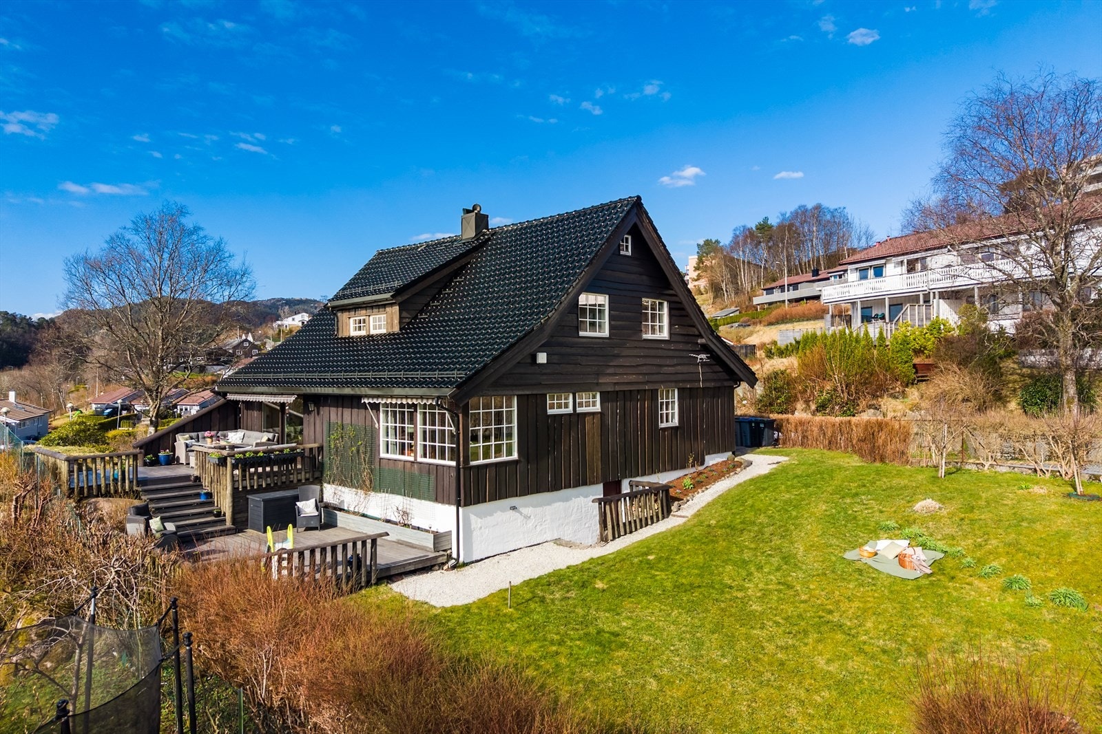 Velkommen til Sælenveien 121 - Presentert av Eiendomsmegler Norge ved Thomas Moldestad Olsen. Galleribilde