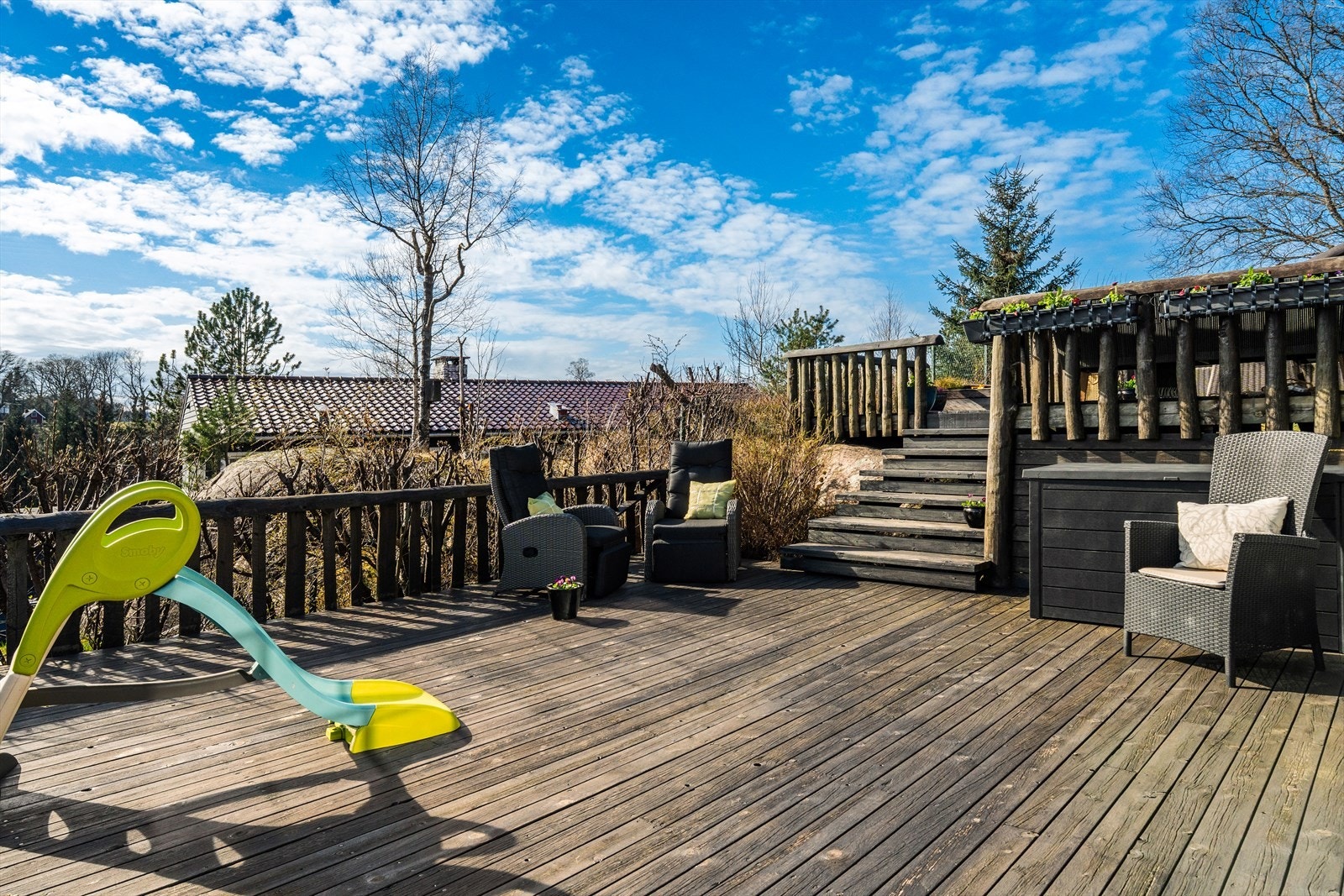 Terrassen måler hele 51 m², og går over to nivåer. Galleribilde