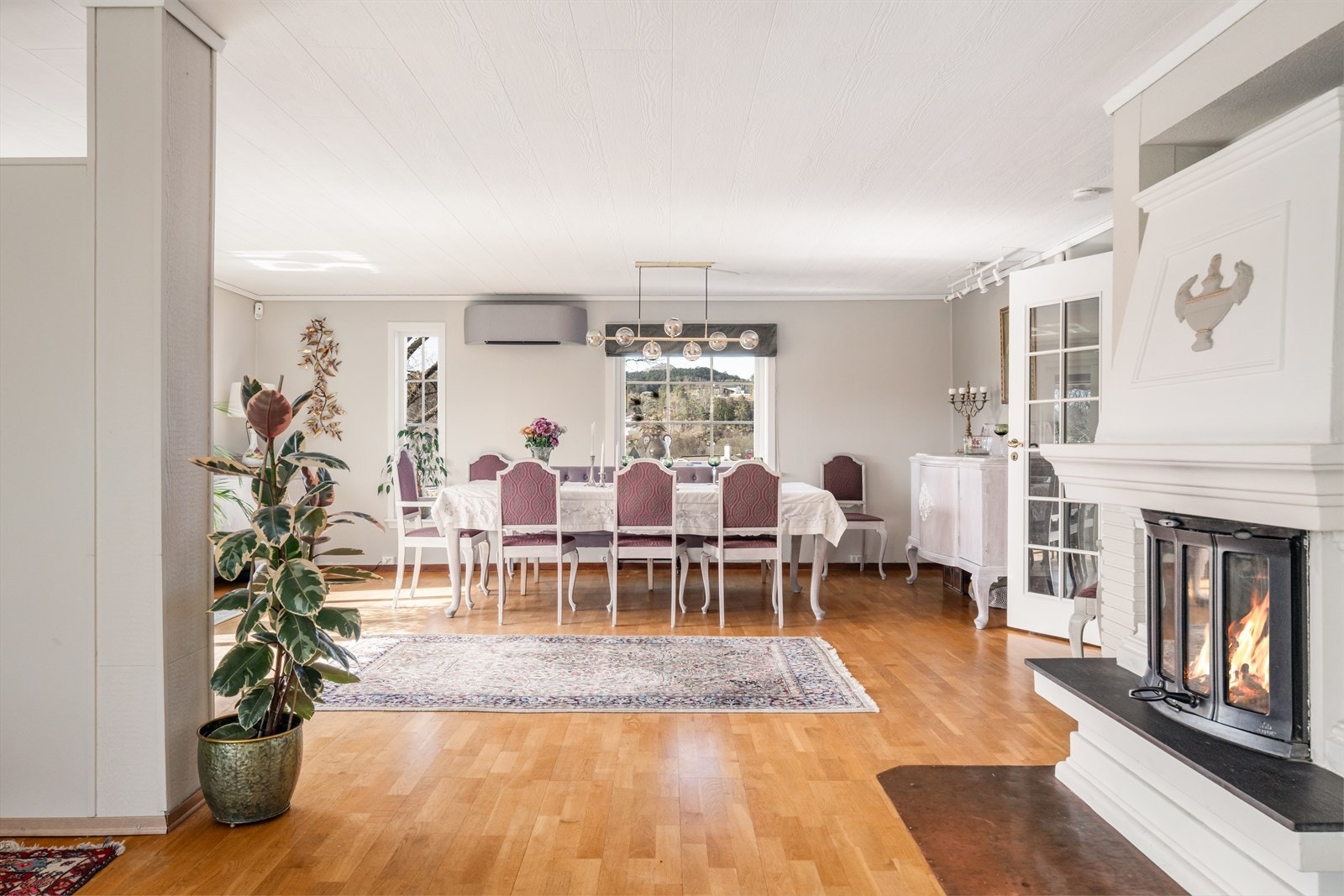 I stuen er det også innredet med en flott vedovn som gir rommet godt med varme og en lun atmosfære. Galleribilde