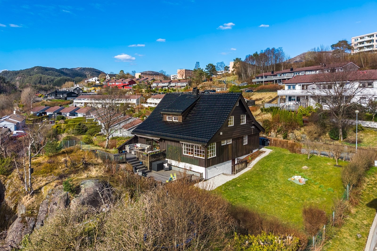 Boligen og terrassen er vestvendt, noe som gir optimale solforhold slik at solskinnsdagene kan nytes fullt ut i egen bolig. Galleribilde