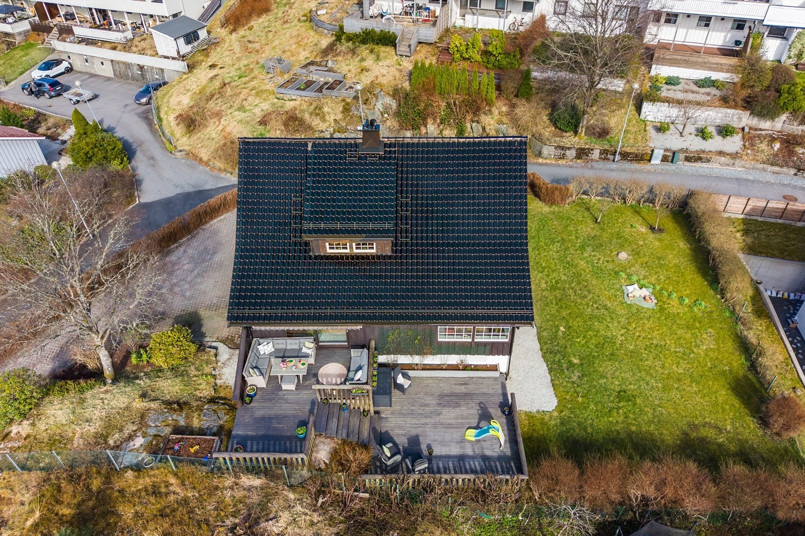 Boligen har en skjermet tomt på 726 m², og er pent opparbeidet med beleggningsstein i innkjørsel, beplantning som hekk, bed og frukttrær samt terrasse med to nivåer. Galleribilde