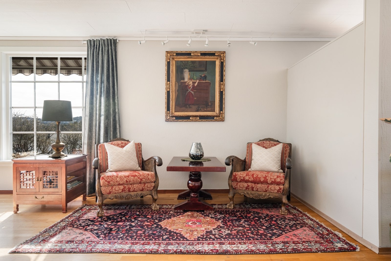 Enten du vil innrede med lesekrok, lekeområde for de minste eller sofagruppe har man god plass til dette i stuen. Galleribilde