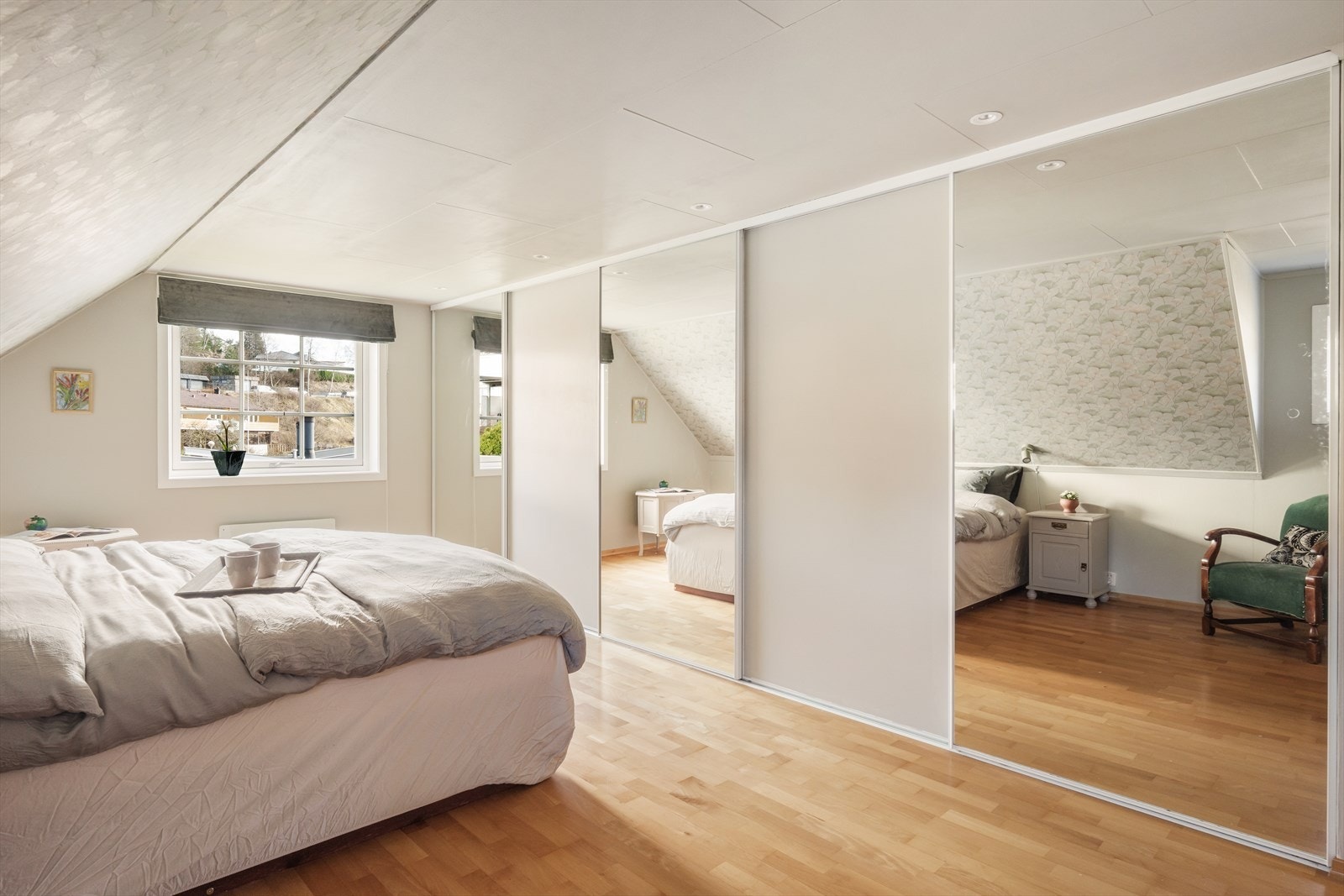 Soverommet er innredet med en stor skyvedørsgarderobe som gir rikelig med plass til oppbevaring. Galleribilde