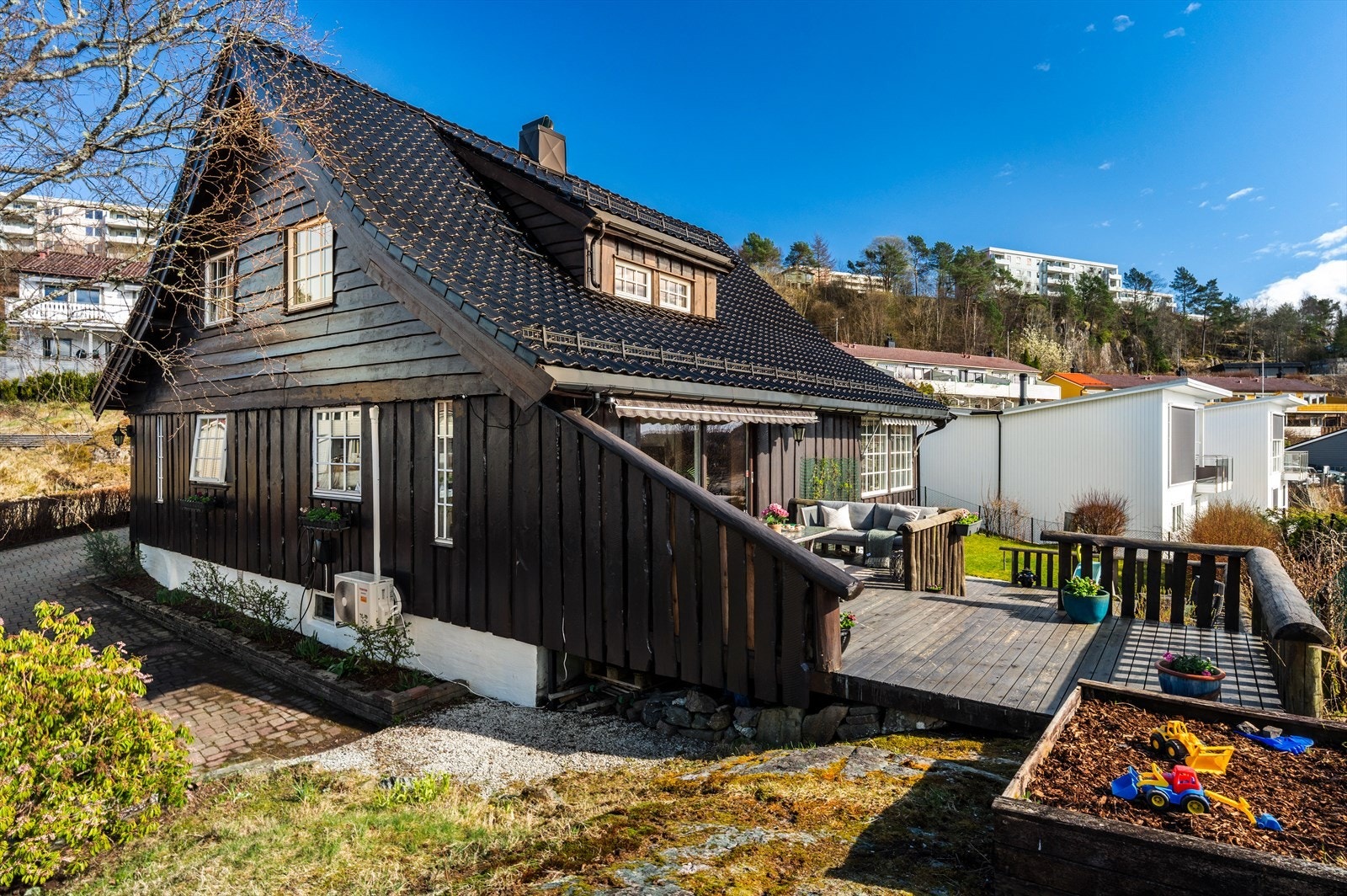 Det er også mulig å gå rundt huset direkte til terrassen. Galleribilde