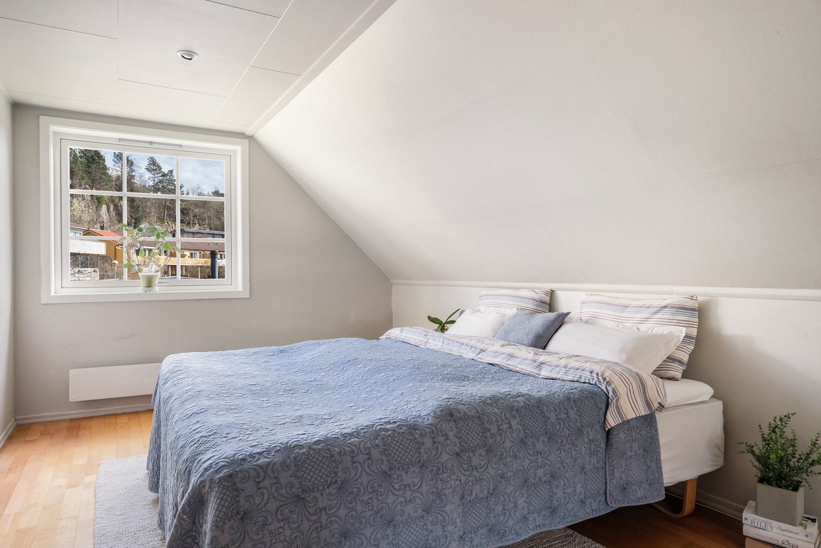 Boligens andre soverom er også av god størrelse og måler 12,2 m². Galleribilde