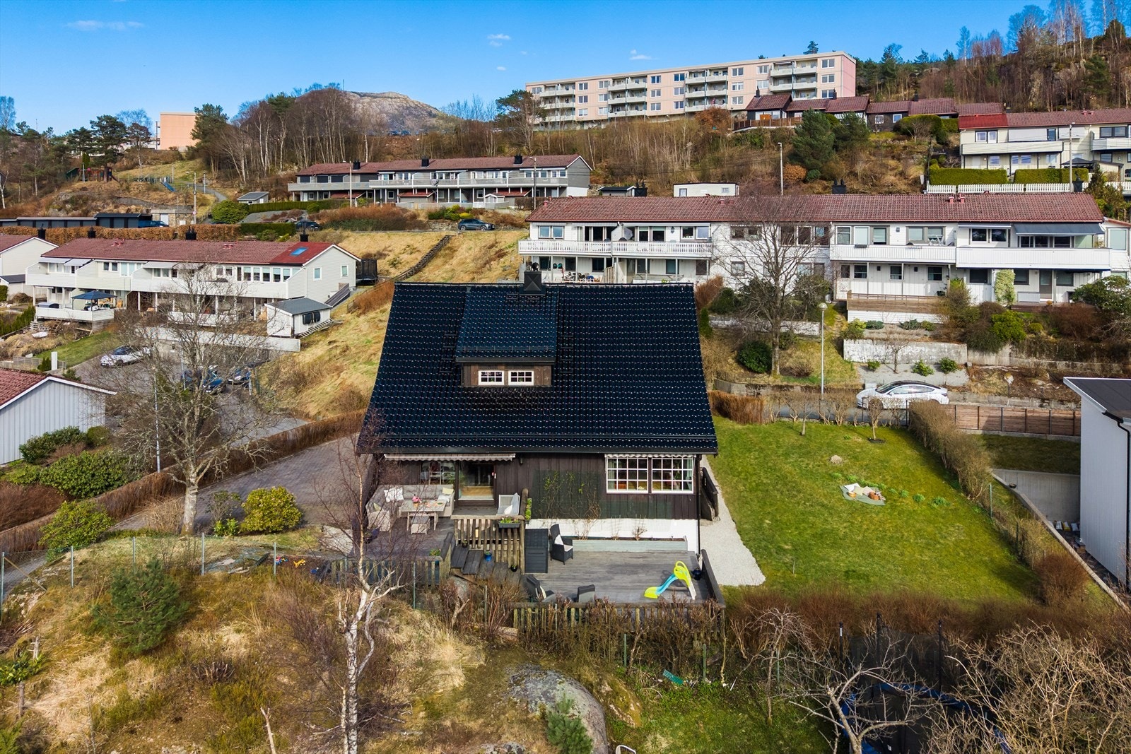 Sælenveien 121 er en innholdsrik og unik enebolig i sentrale og barnevennlige omgivelser. Galleribilde