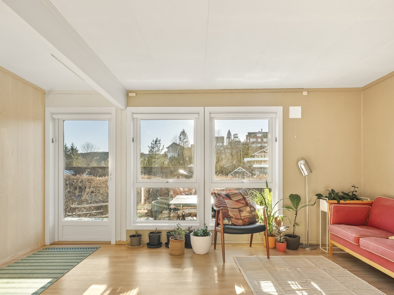 Fra kjellerstuen er det utgang til den store plattingen på 20 m². Galleribilde