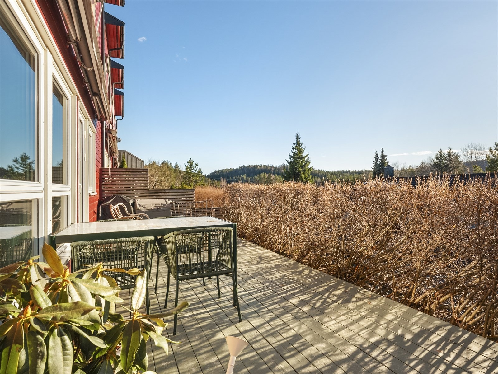 Plattingen er et herlig uteområde med god plass for utemøbler og grill. Galleribilde