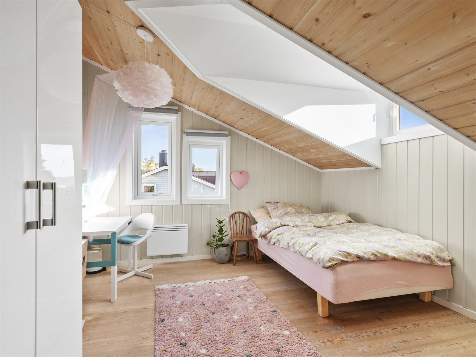 De skrå himlingene med panel gir rommene karakter. Galleribilde